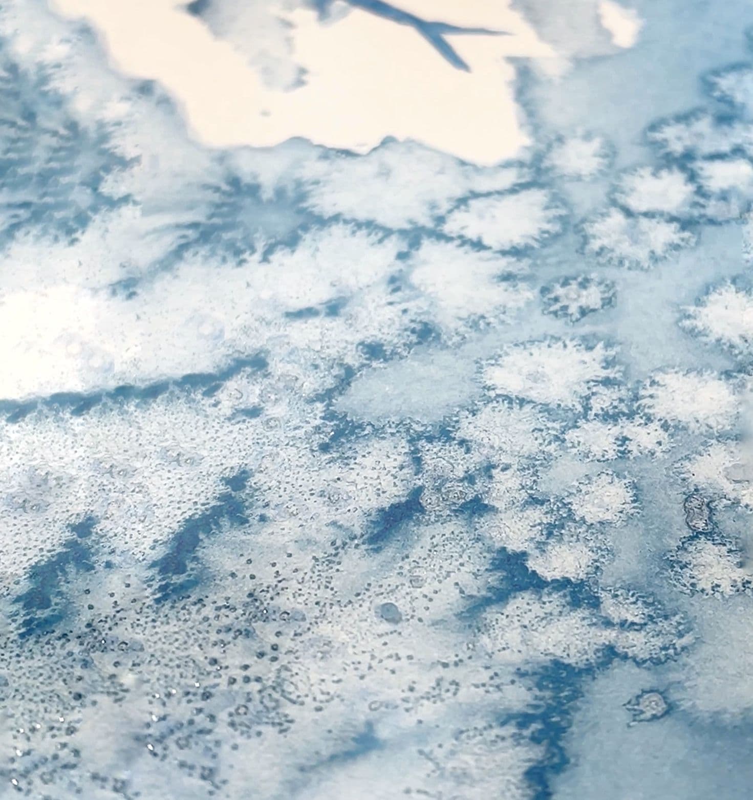 Blå akvarellfärg med kristalleffekter av flingsalt