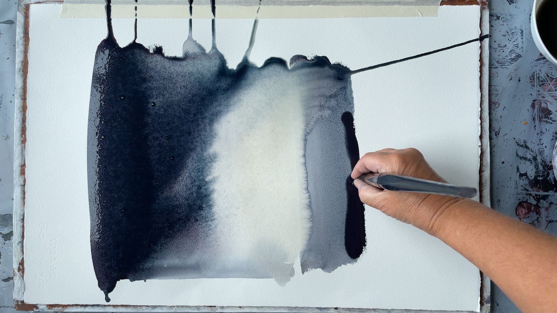 Hand som målar akvarell, sett uppifrån