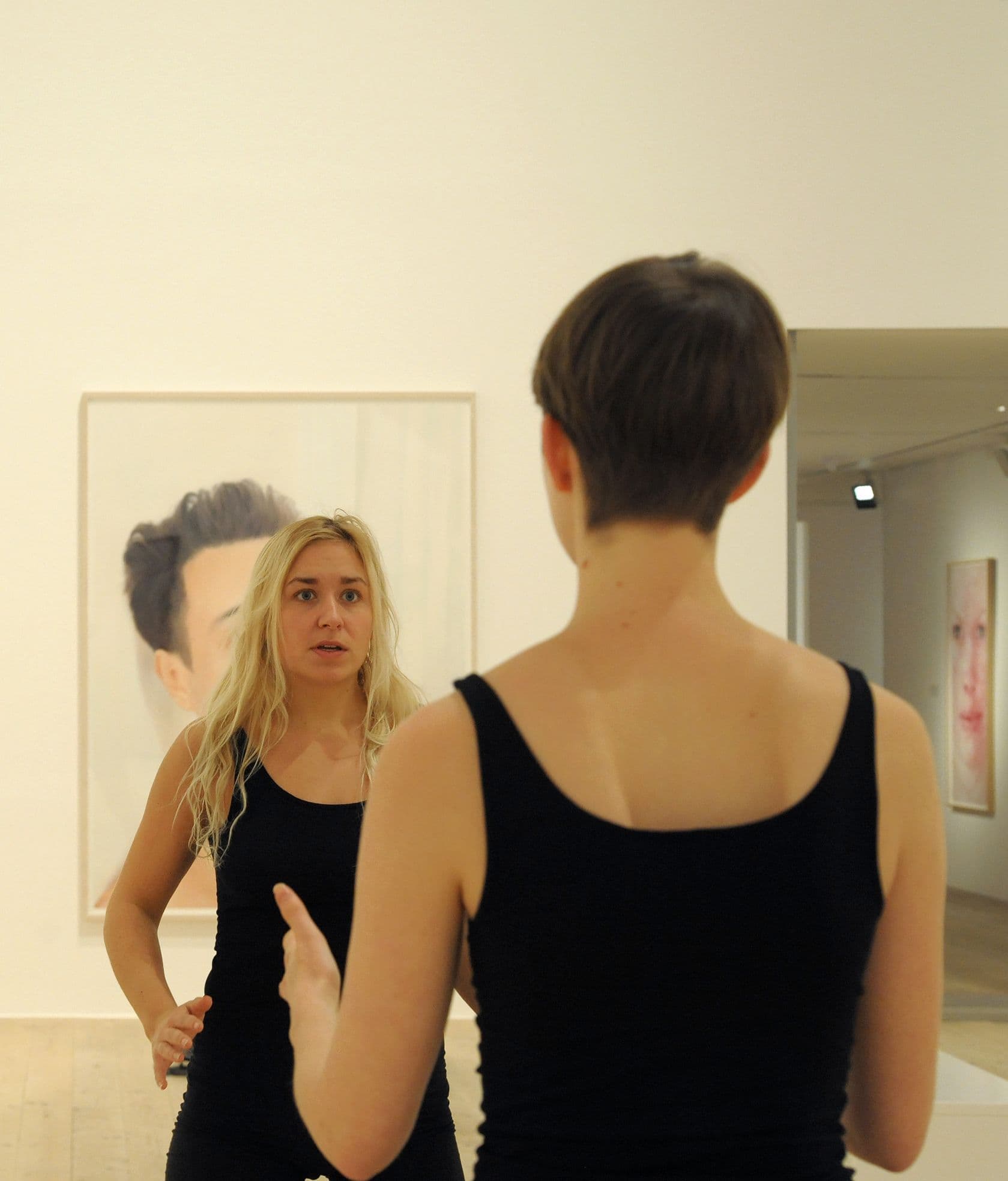 Två personer i utställningsrum