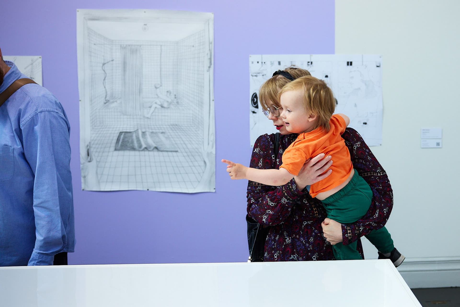 Foto av mamma och barn som skrattar i utställning