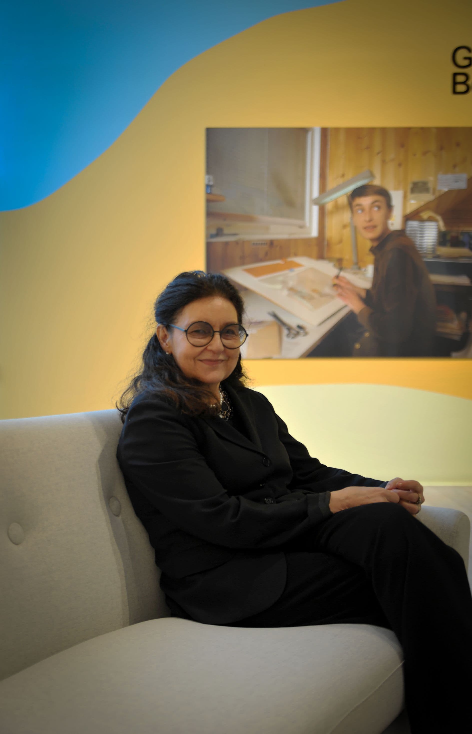 Museichef Bera Nordal sitter i soffa och tittar in i kameran