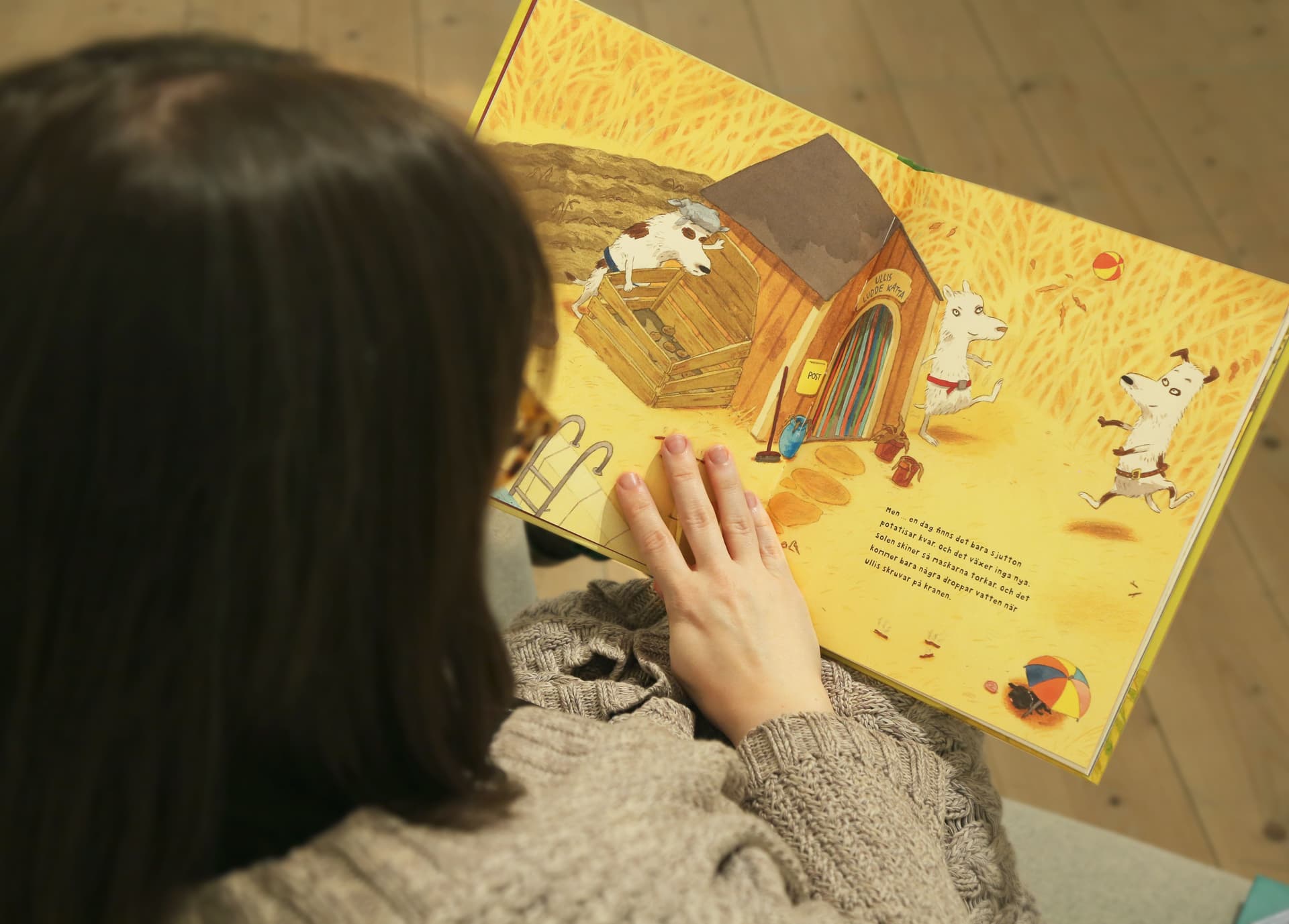 Person som läser en bok