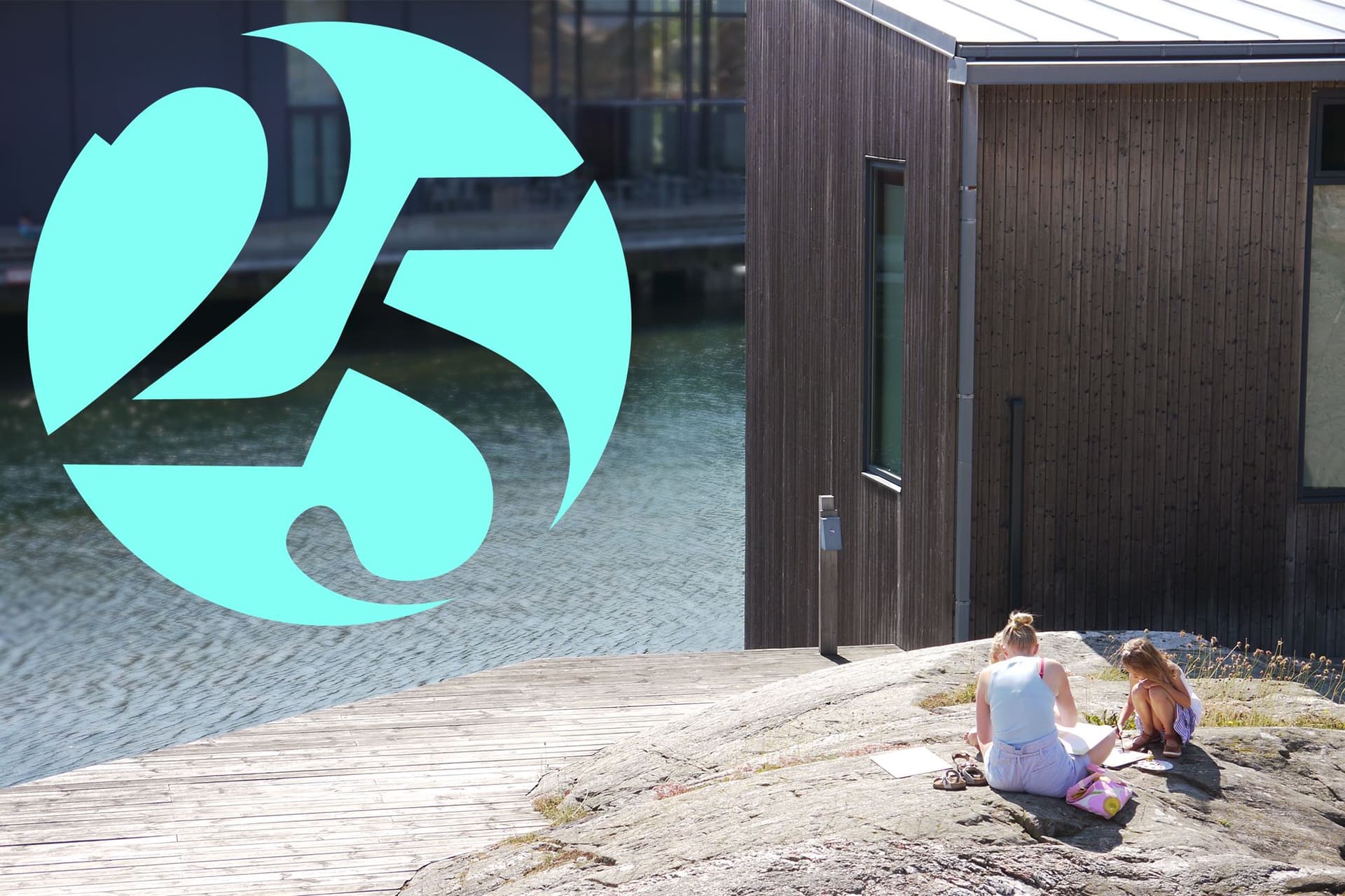 Familj som målar på en klippa vid havet