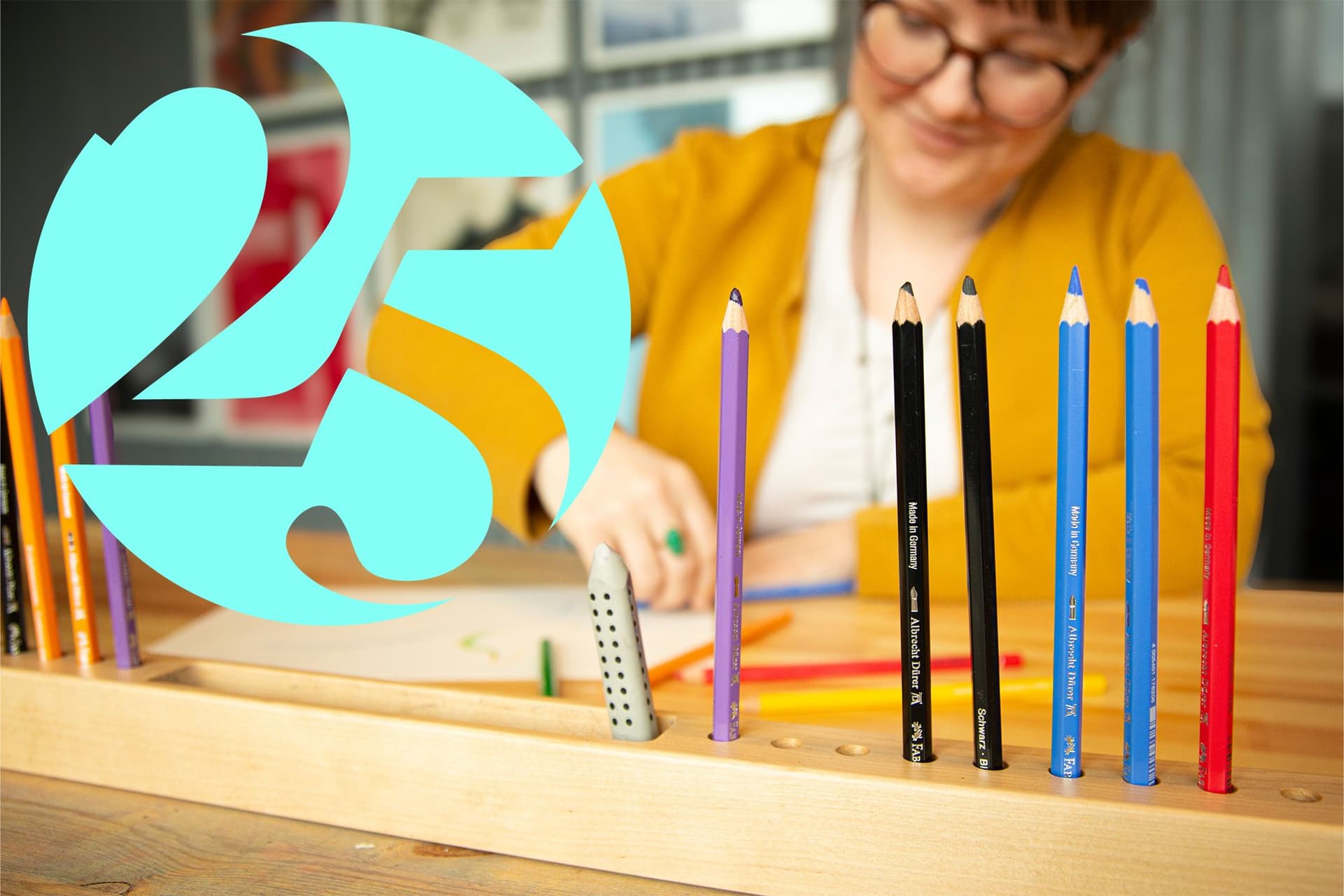 Person ritar med akvarellpennor i förgrunden