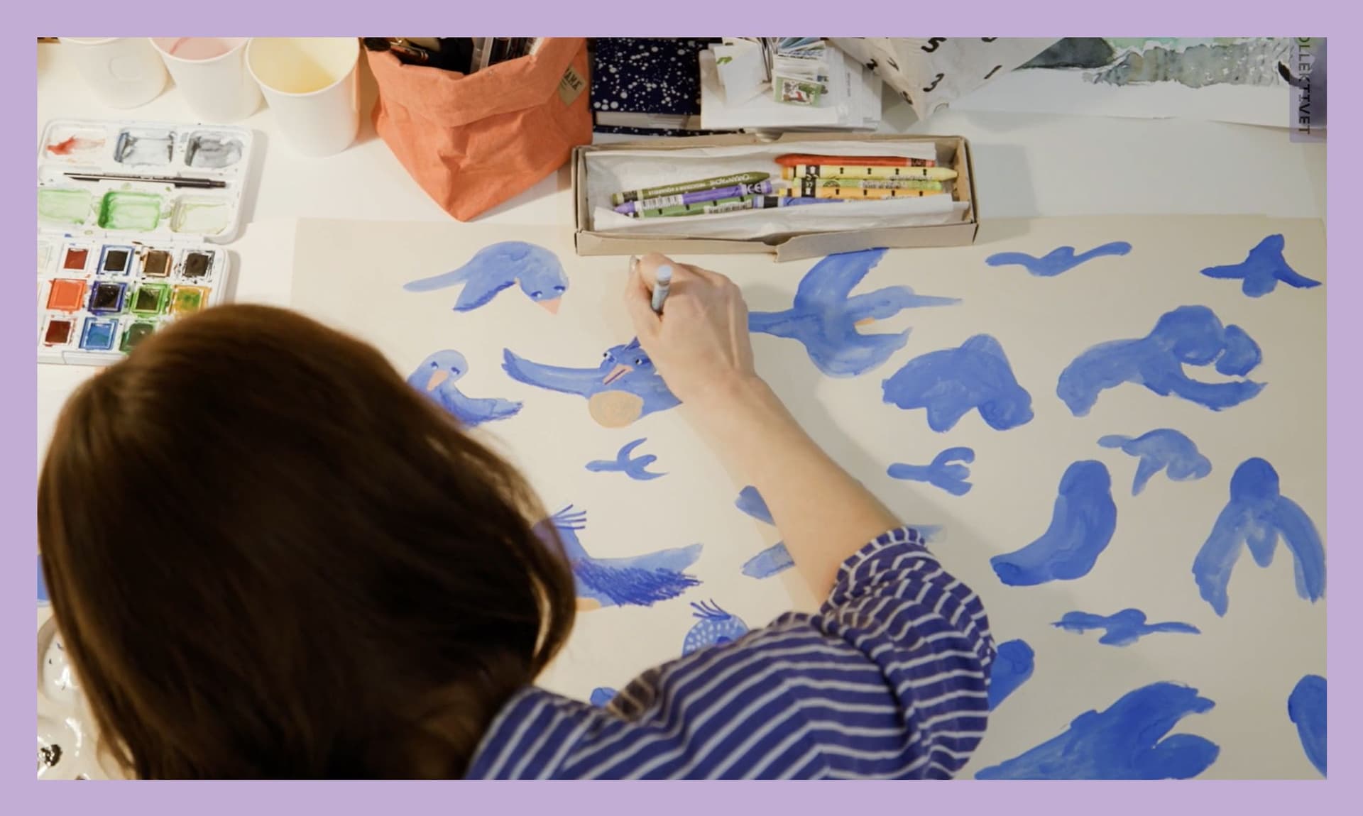 Barn och vuxna målar akvarell i verkstad