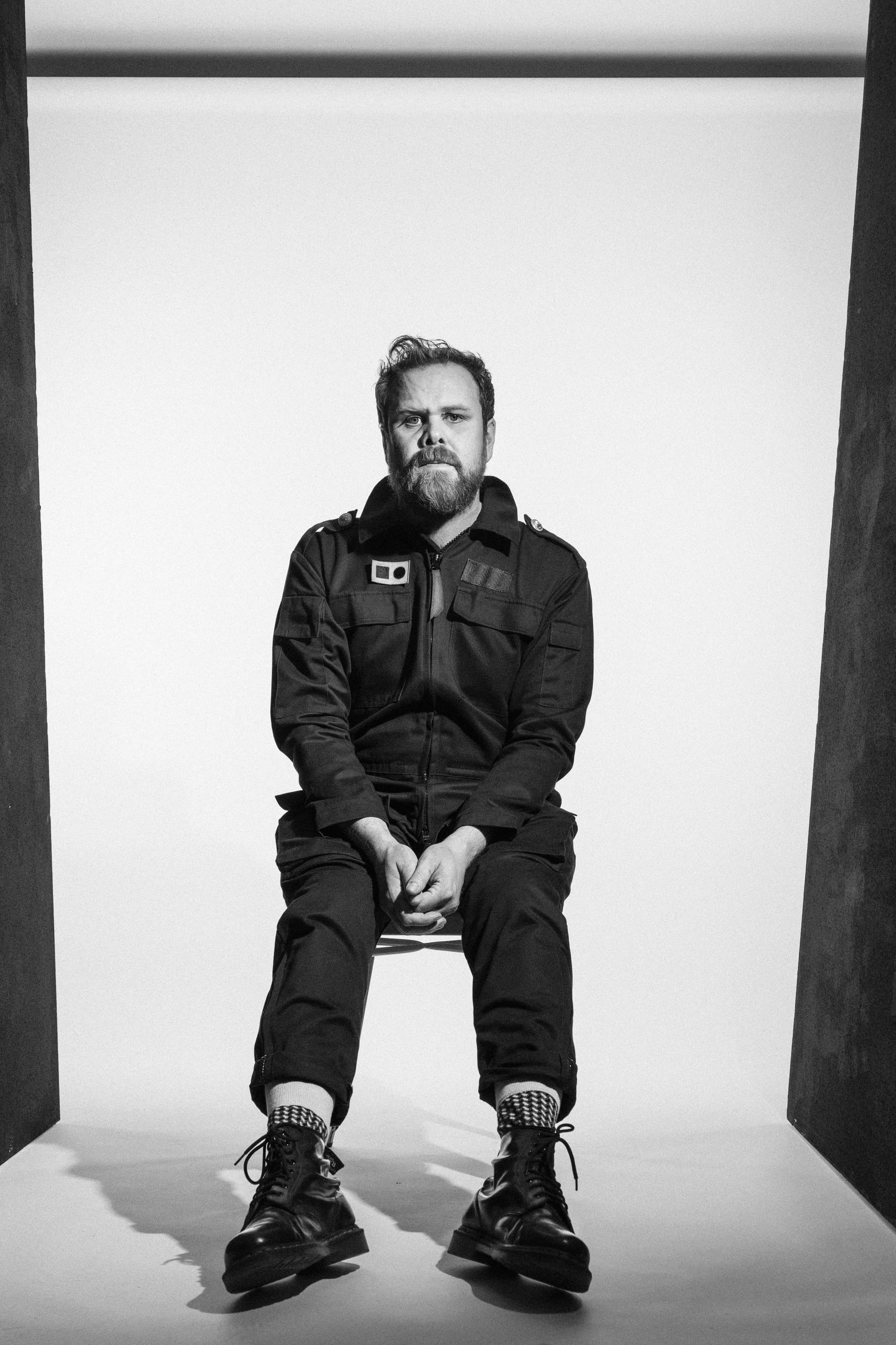 Porträtt av Loney dear i svartvit sittandes