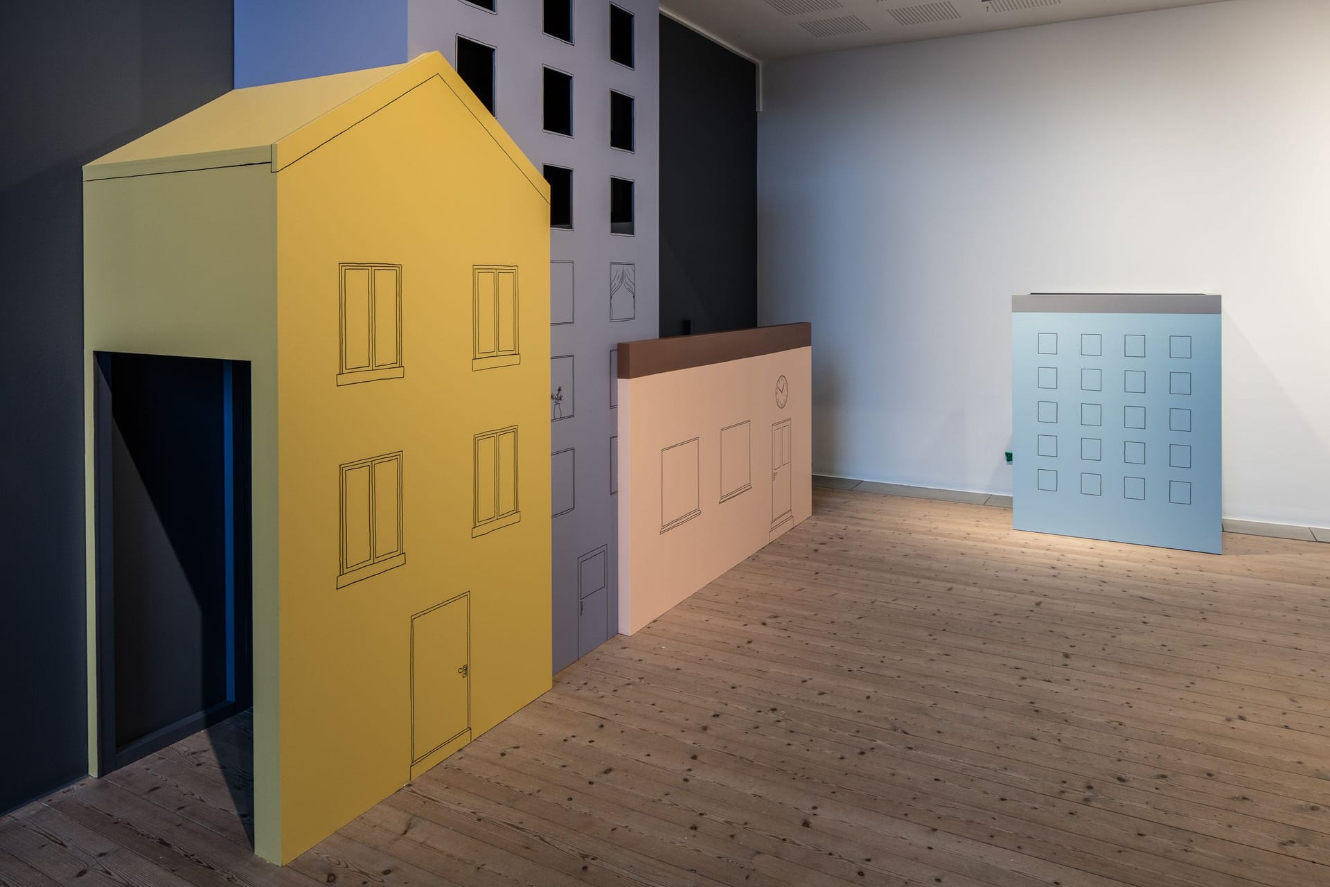 Picture from the exhibition at the museum in 2018. Construction of smaller high-rise buildings, with entrys for children to climb into.