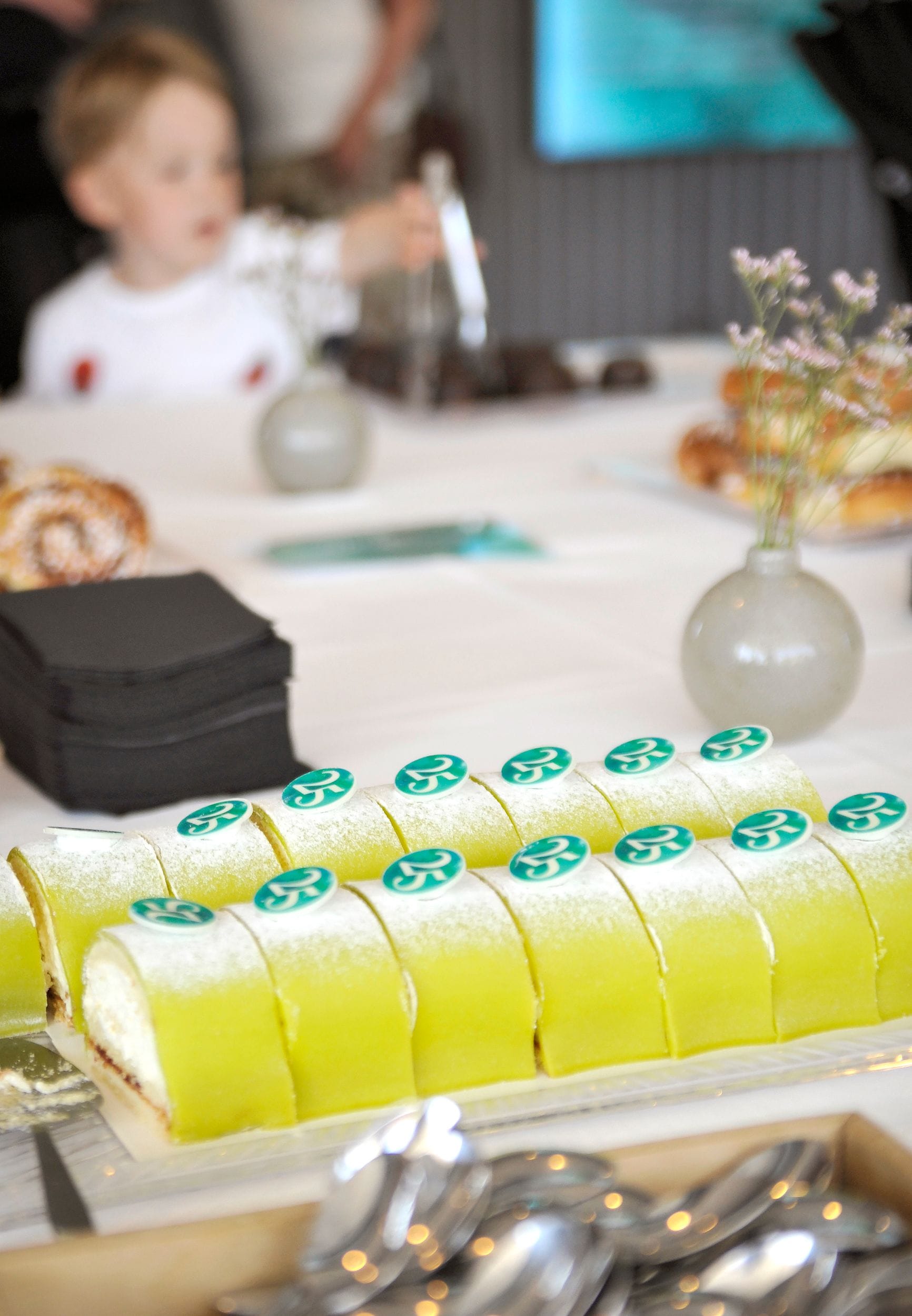 Tårtbakelser med "25" på