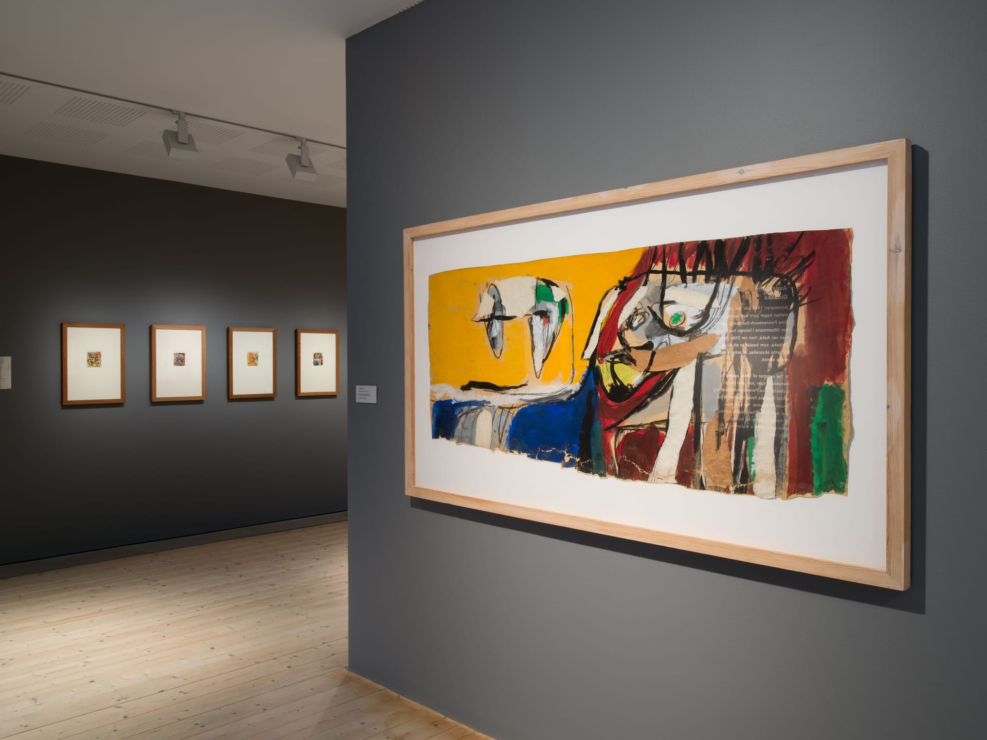 Utställningsrum. Verk i förgrunden: Asger Jorn, Utan titel, 1959–60
