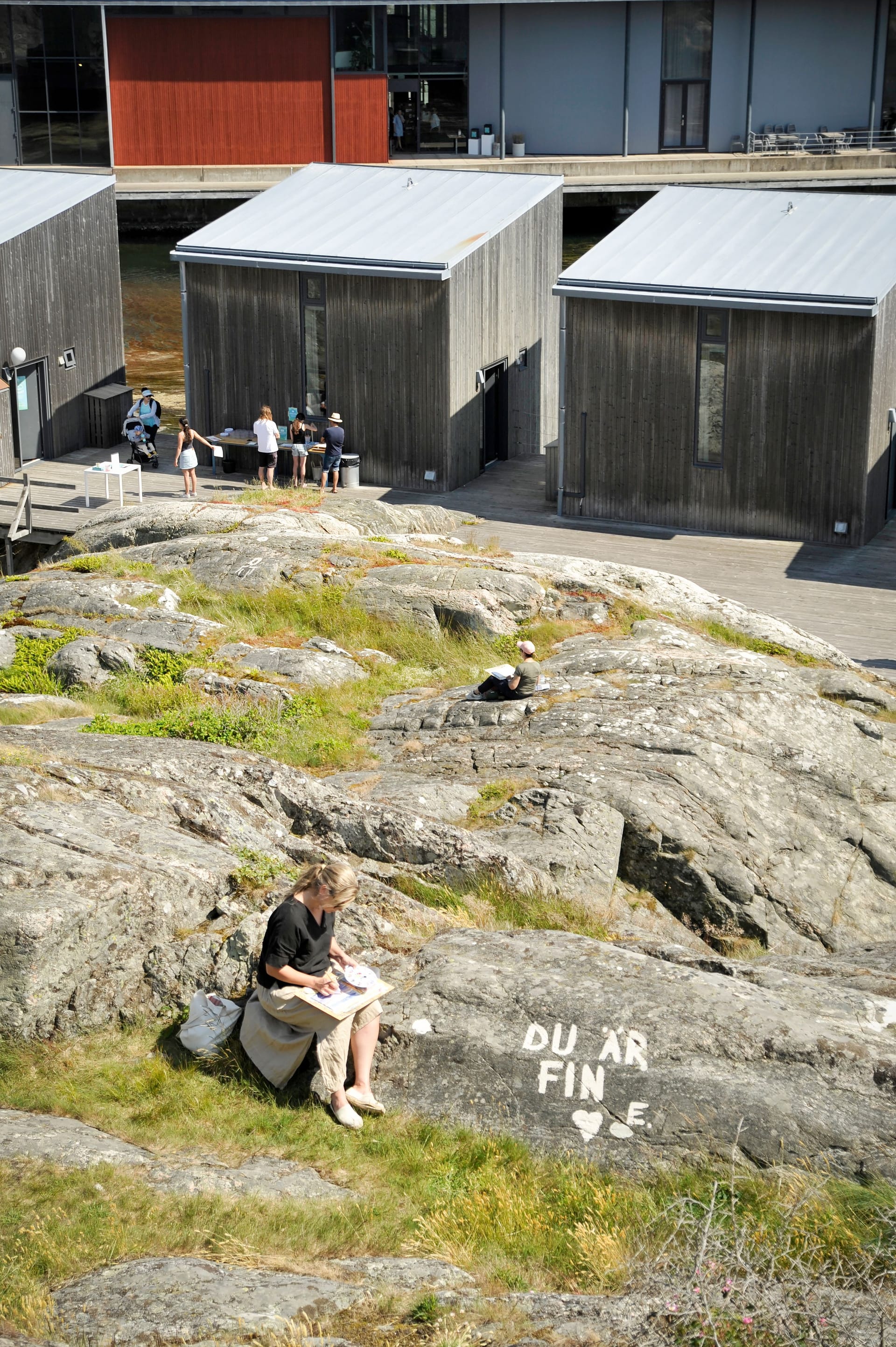 Person målar på klippan brevid texten "Du är fin"
