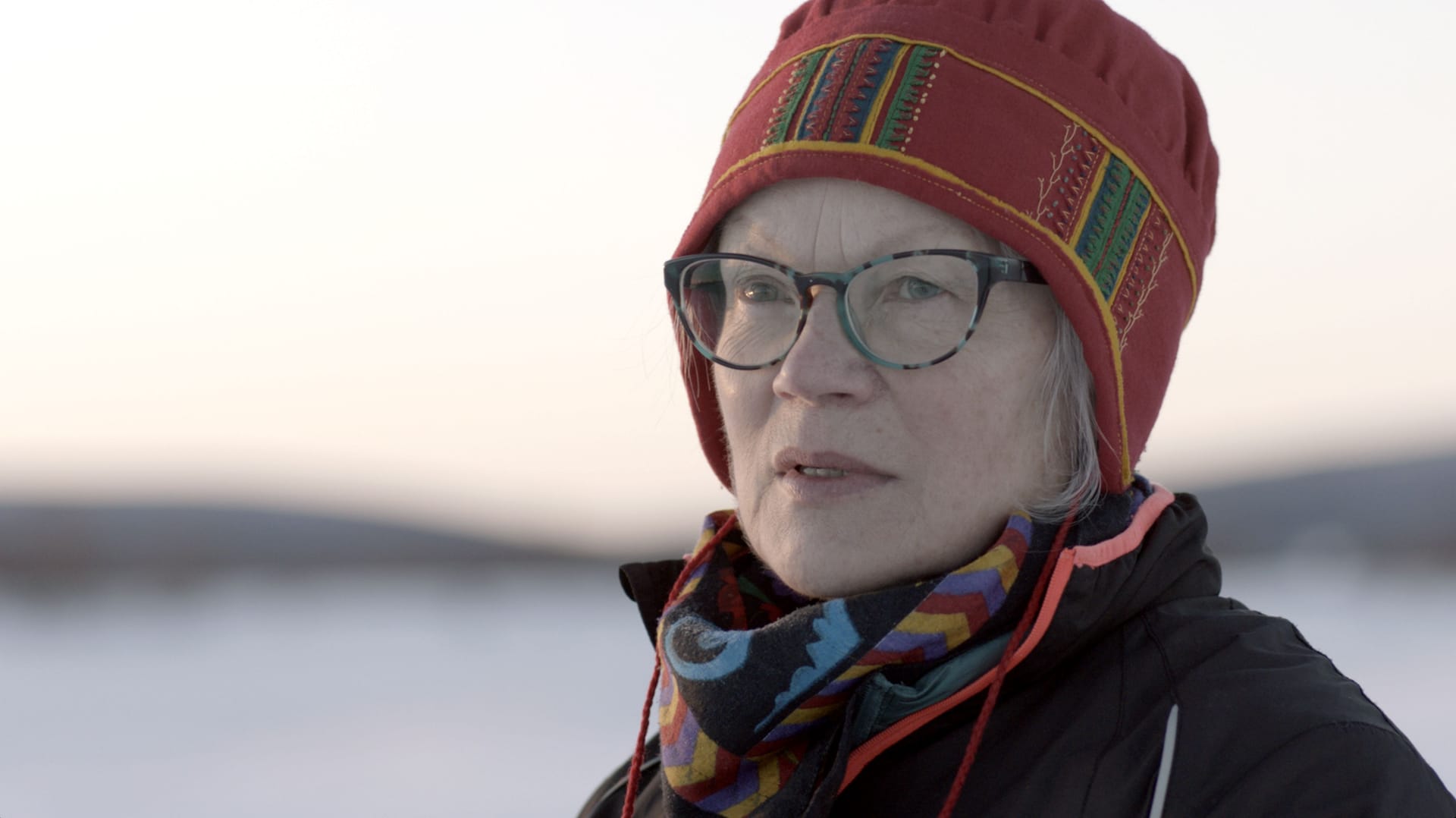 Bild på Britta Marakatt-Labba ur filmen "Historjá – Stygn för Sápmi".