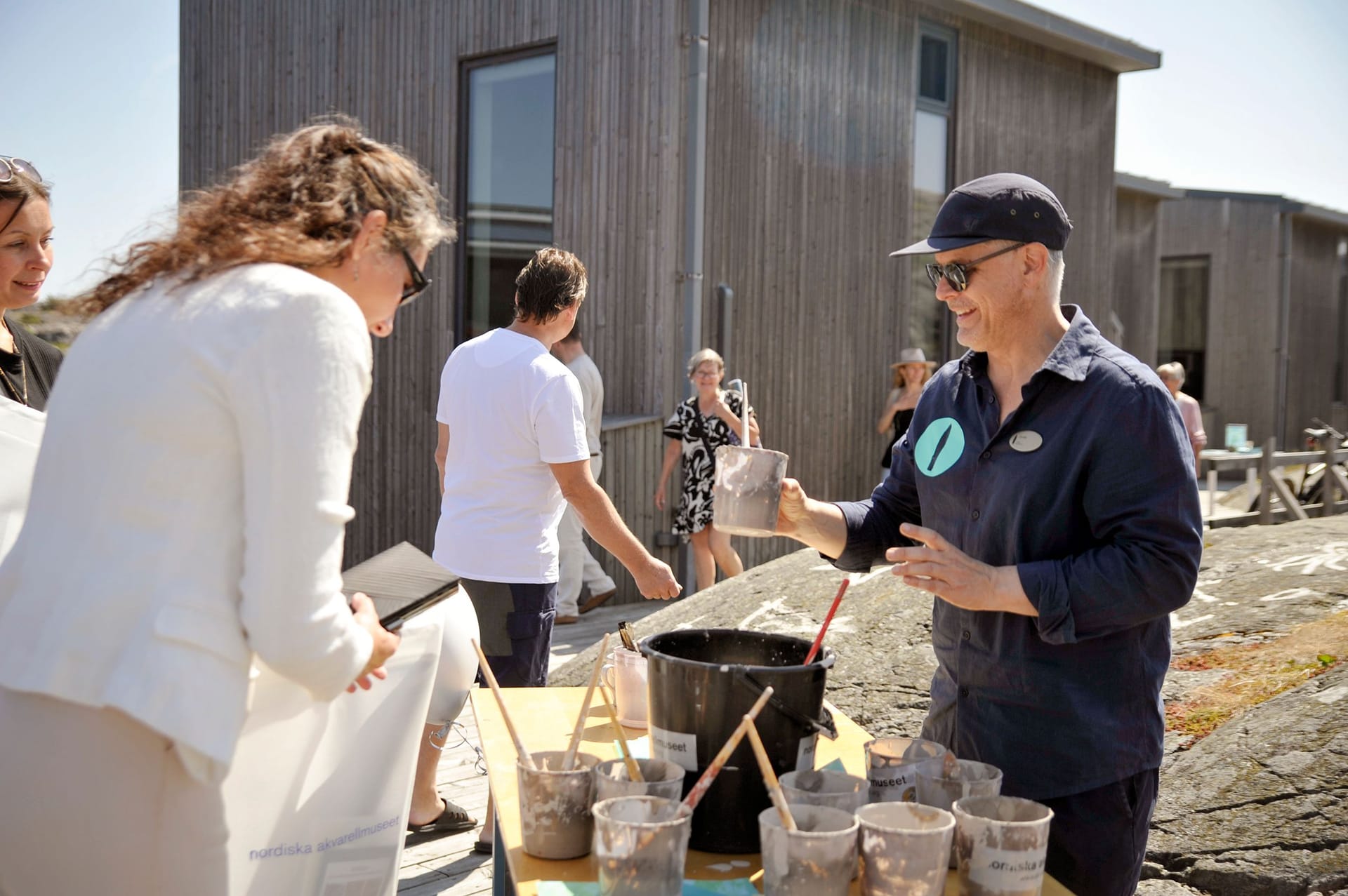 Glada besökare utomhus