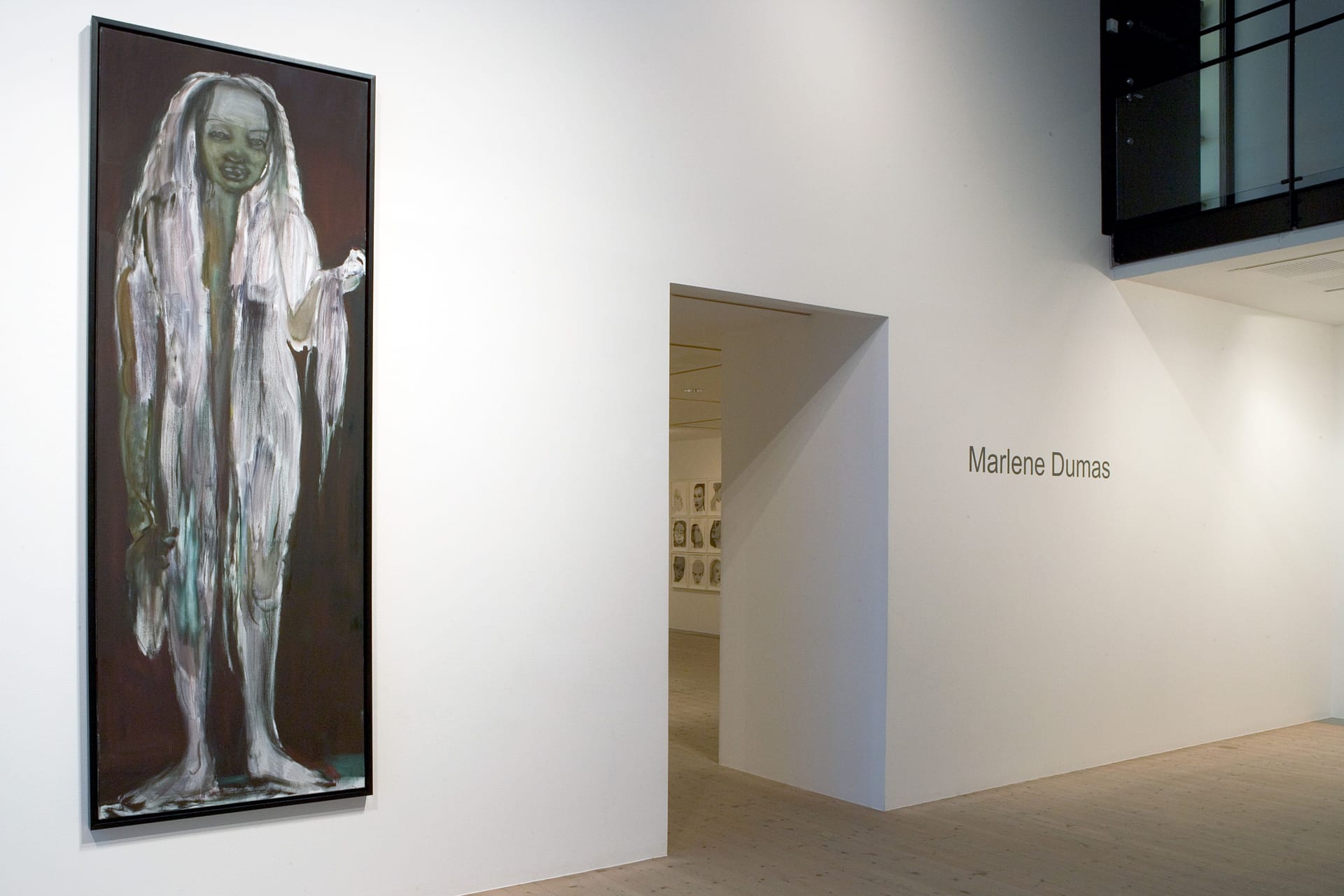 Foto ur utställningen, verk av Marlene Dumas i förgrunden