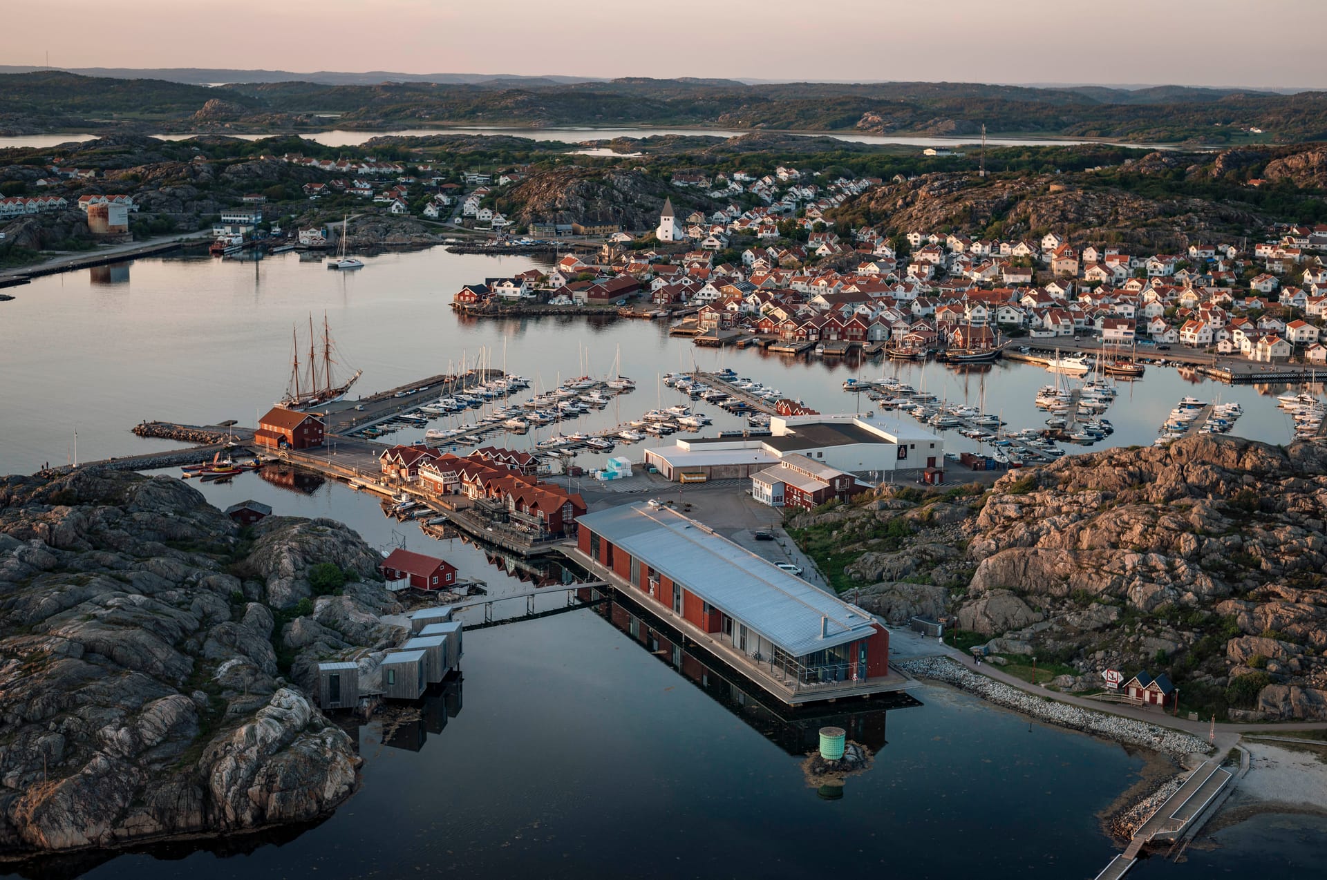Image of the Nordic Watercolor Museum, dusk