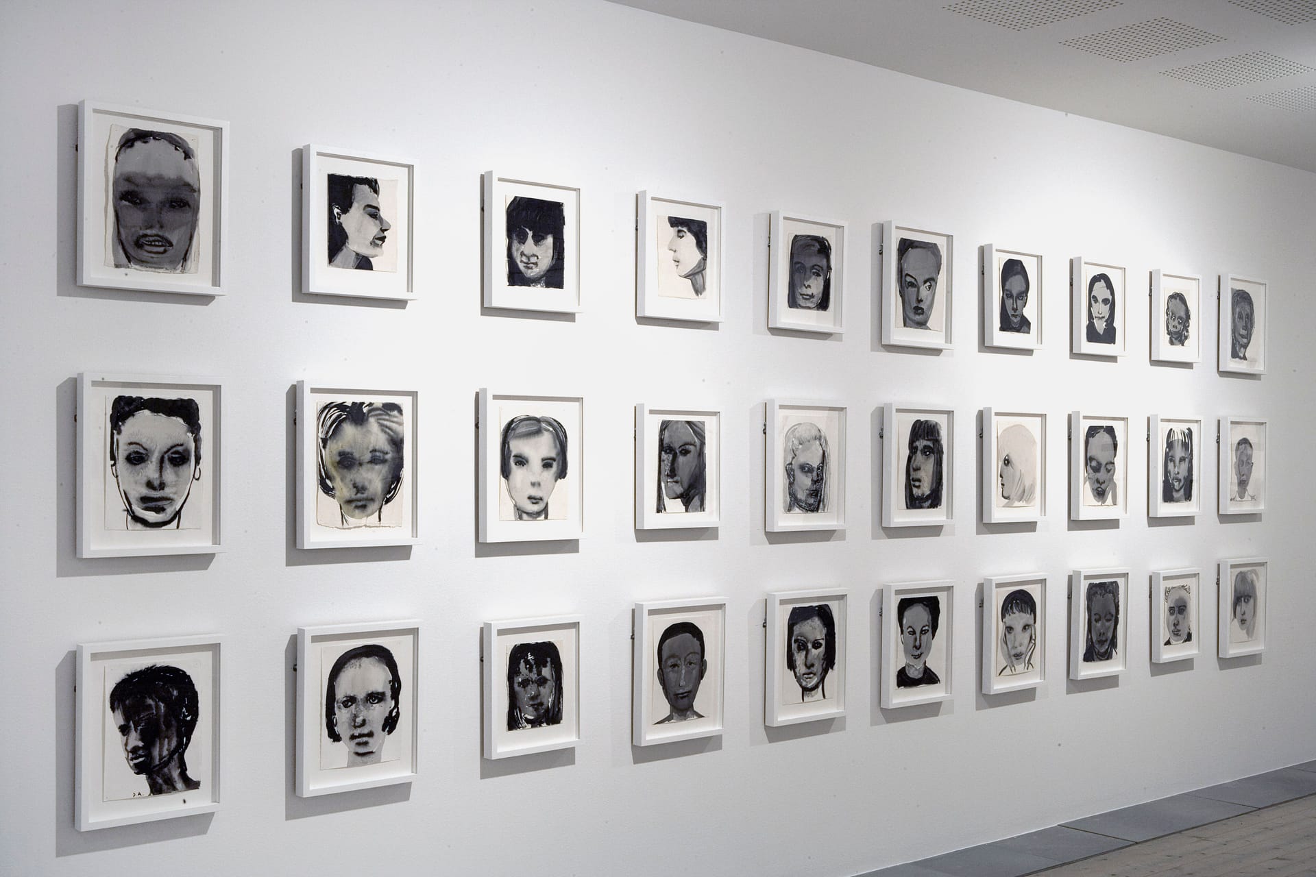 Vägg med svartvita tuschmålningar av Marlene Dumas