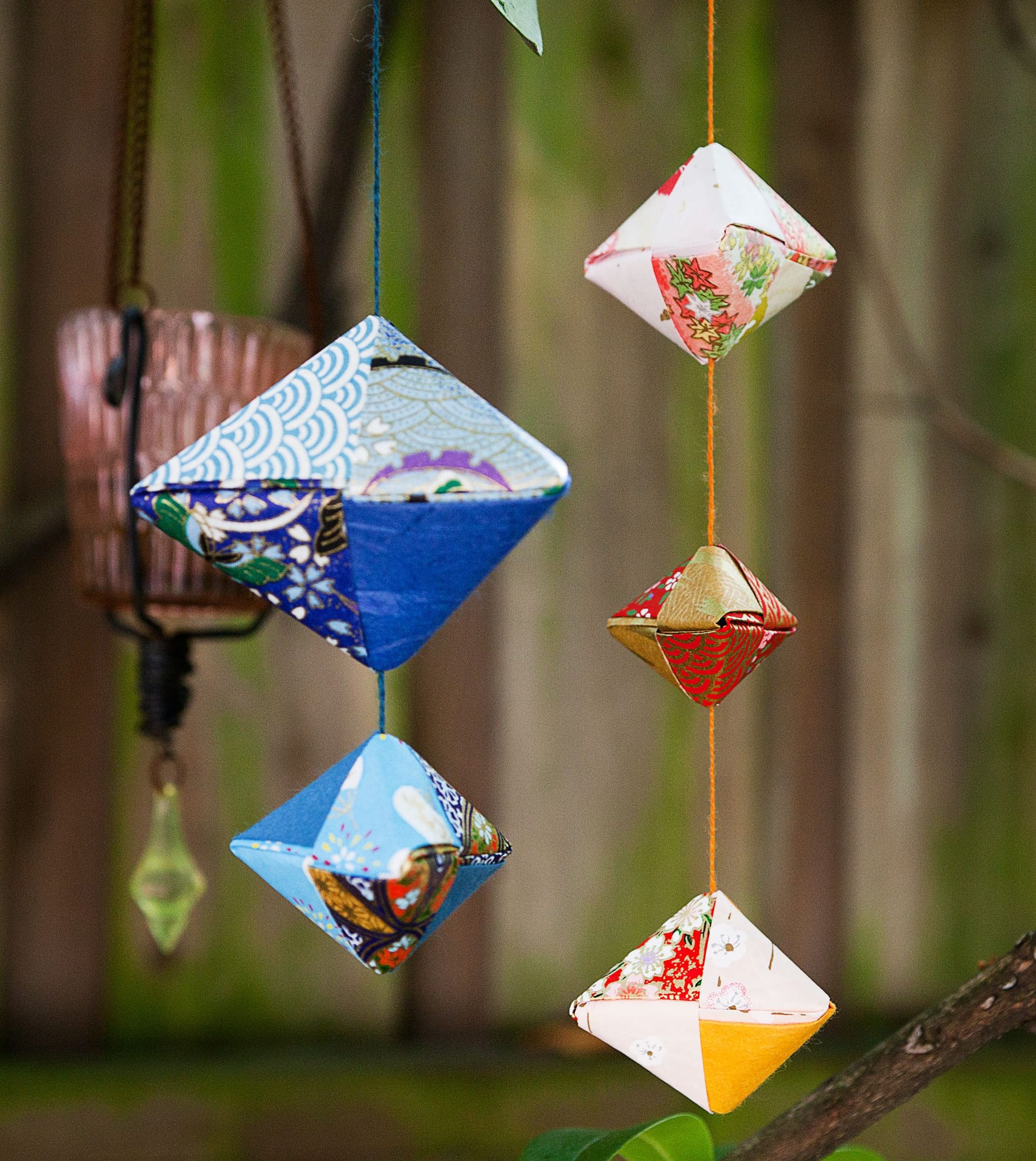 Mobil med origami i olika färg