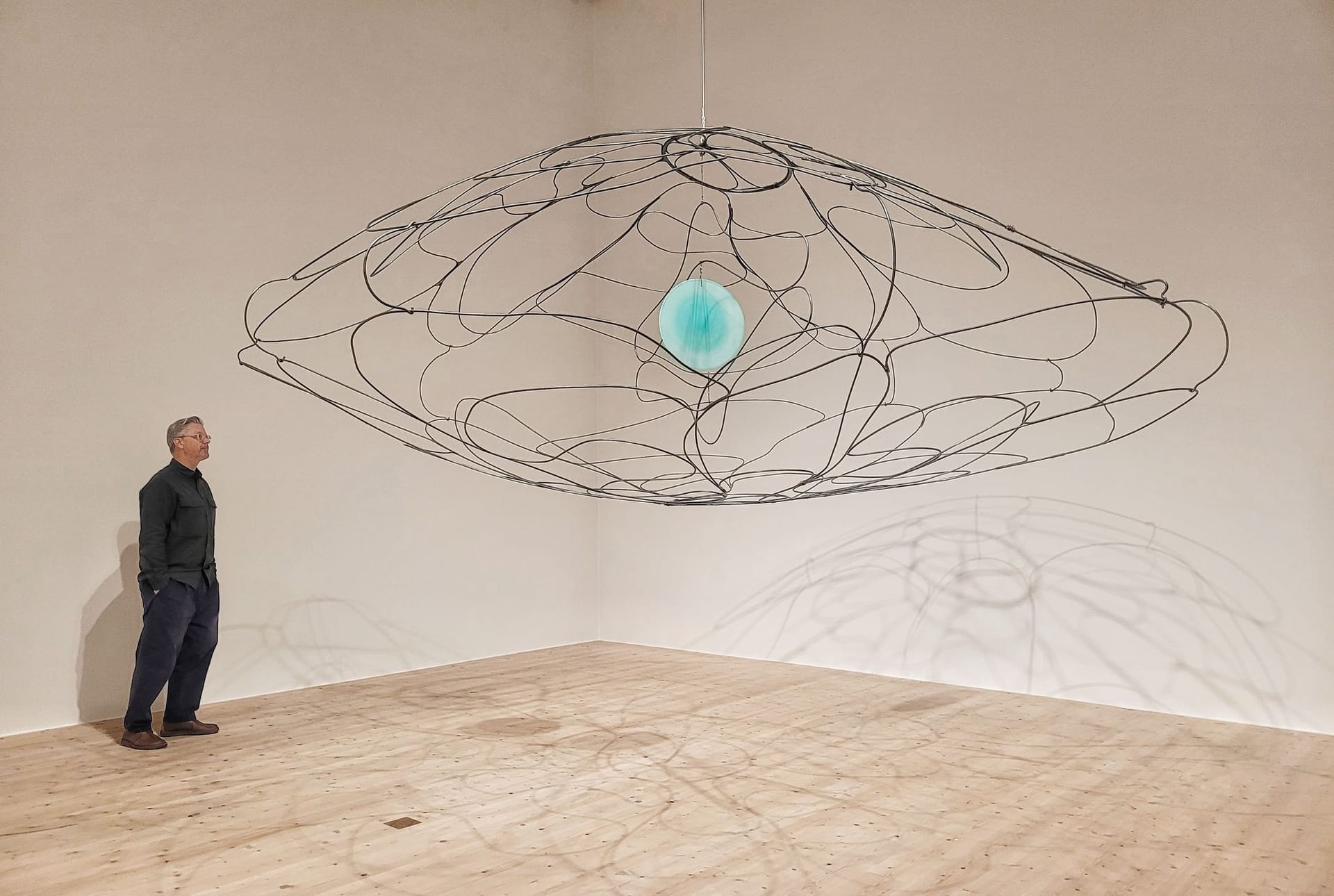 Artowrk / sculpture "Mother of Pearl" in the exhibition hall with a male visitor