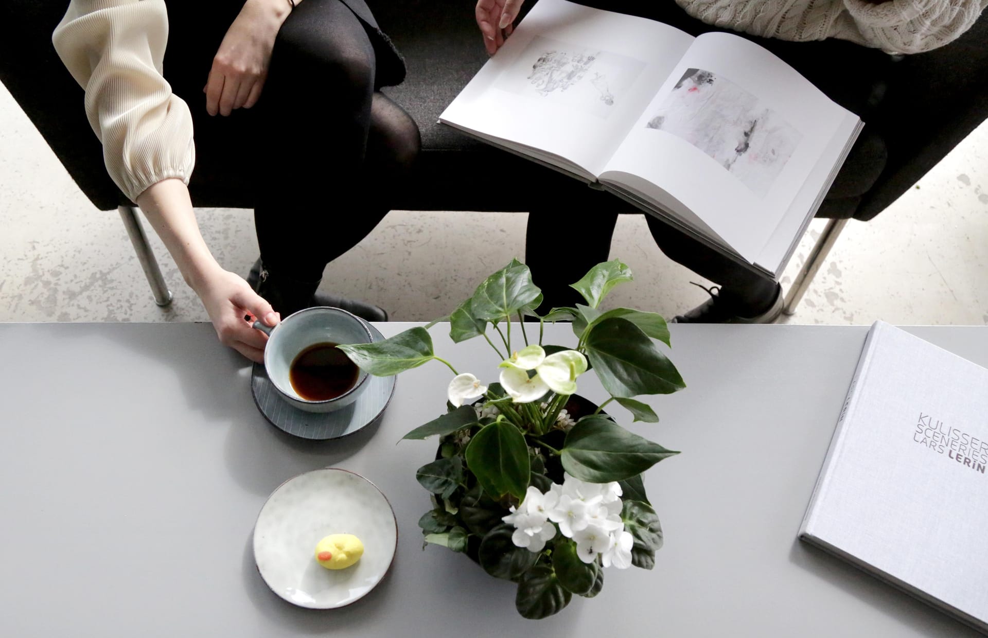Foto ovanifrån, på kaffekoppar, blomma och häder