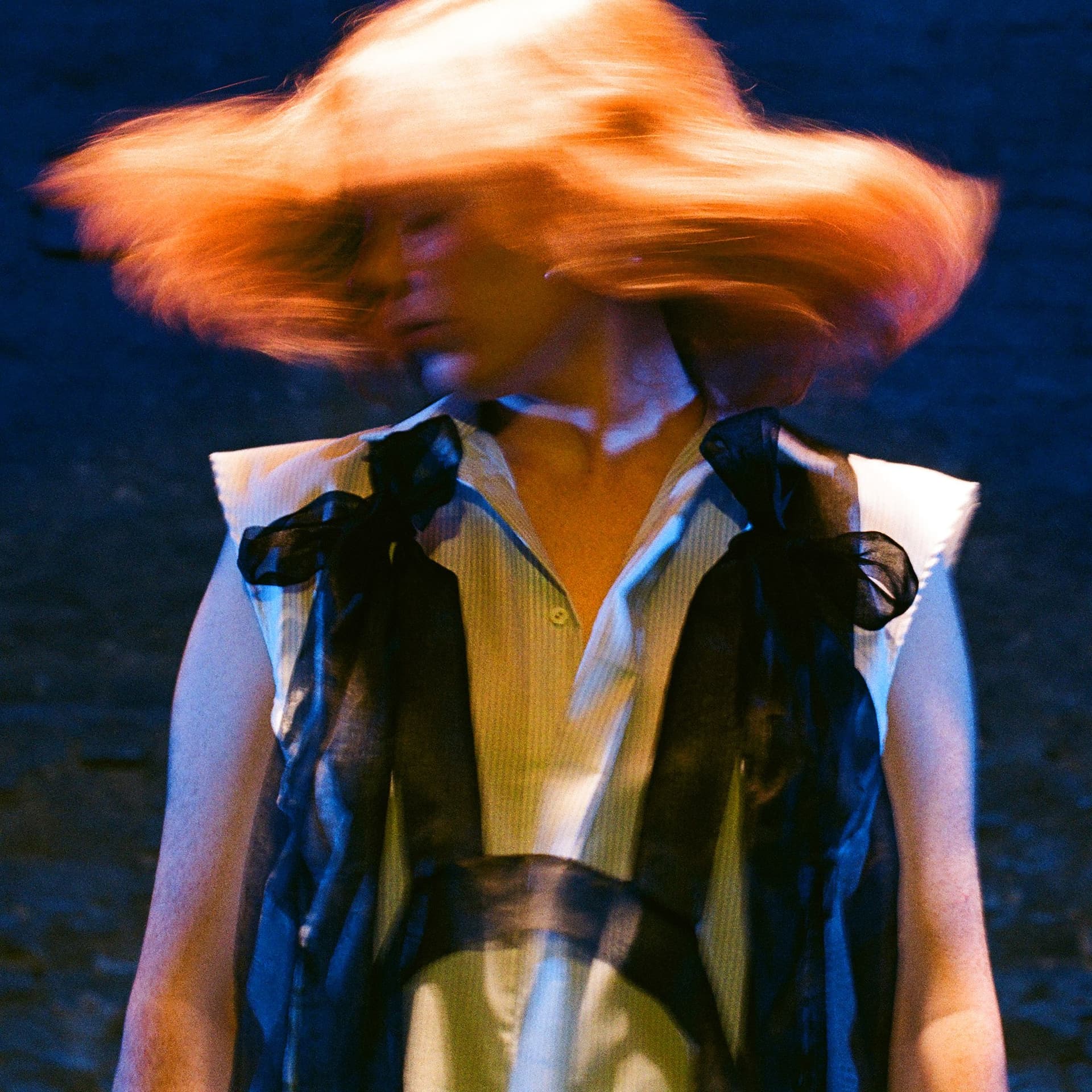 Suddigt foto på artisten GERD, som viftar med håret