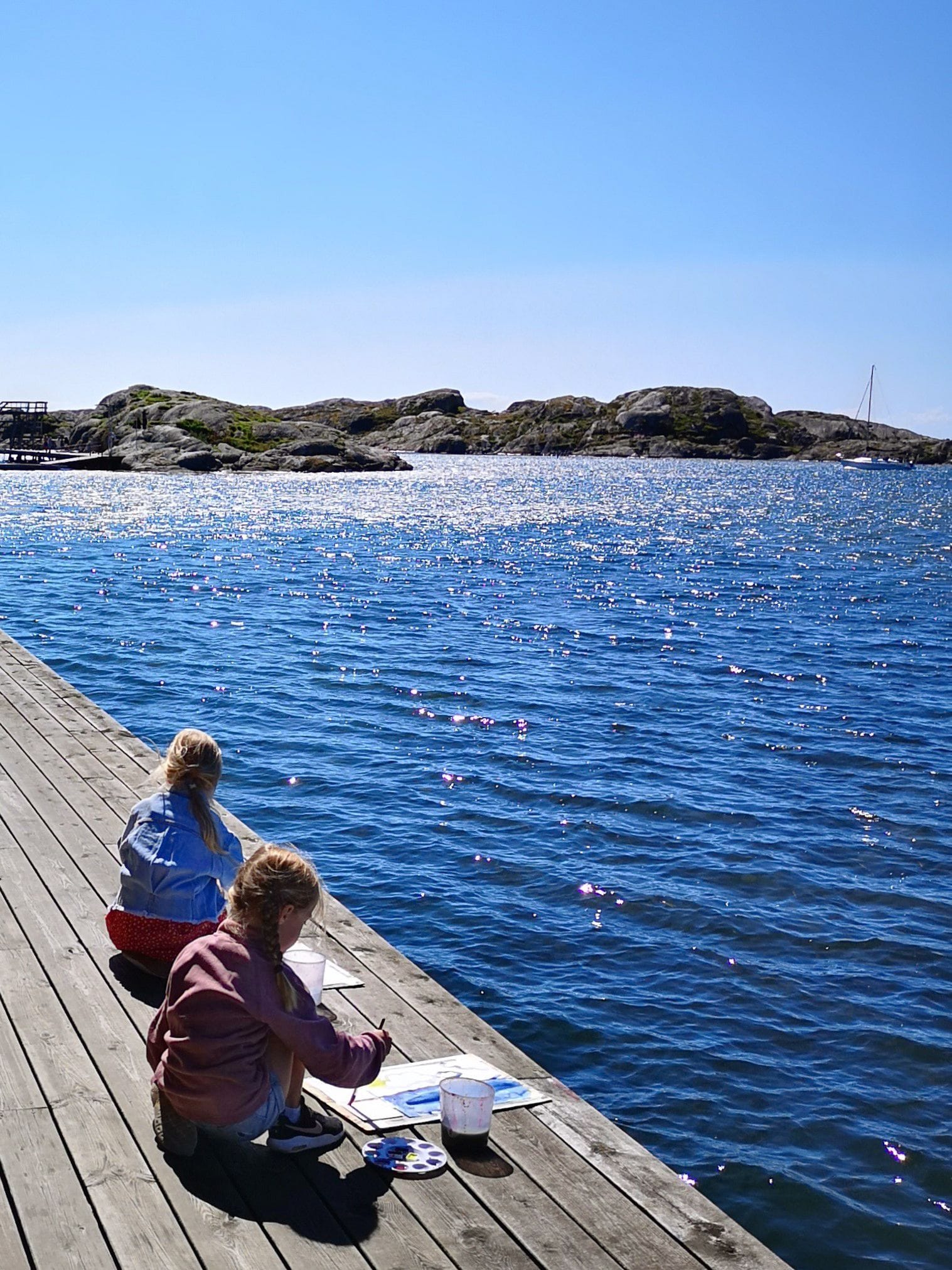 Målar akvarell på bryggan