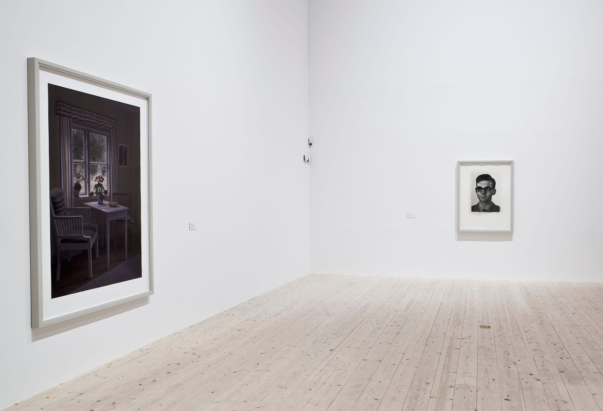 Vita utställningsväggar med två svartvita tuschmålningar av Gunnel Wåhlstrand