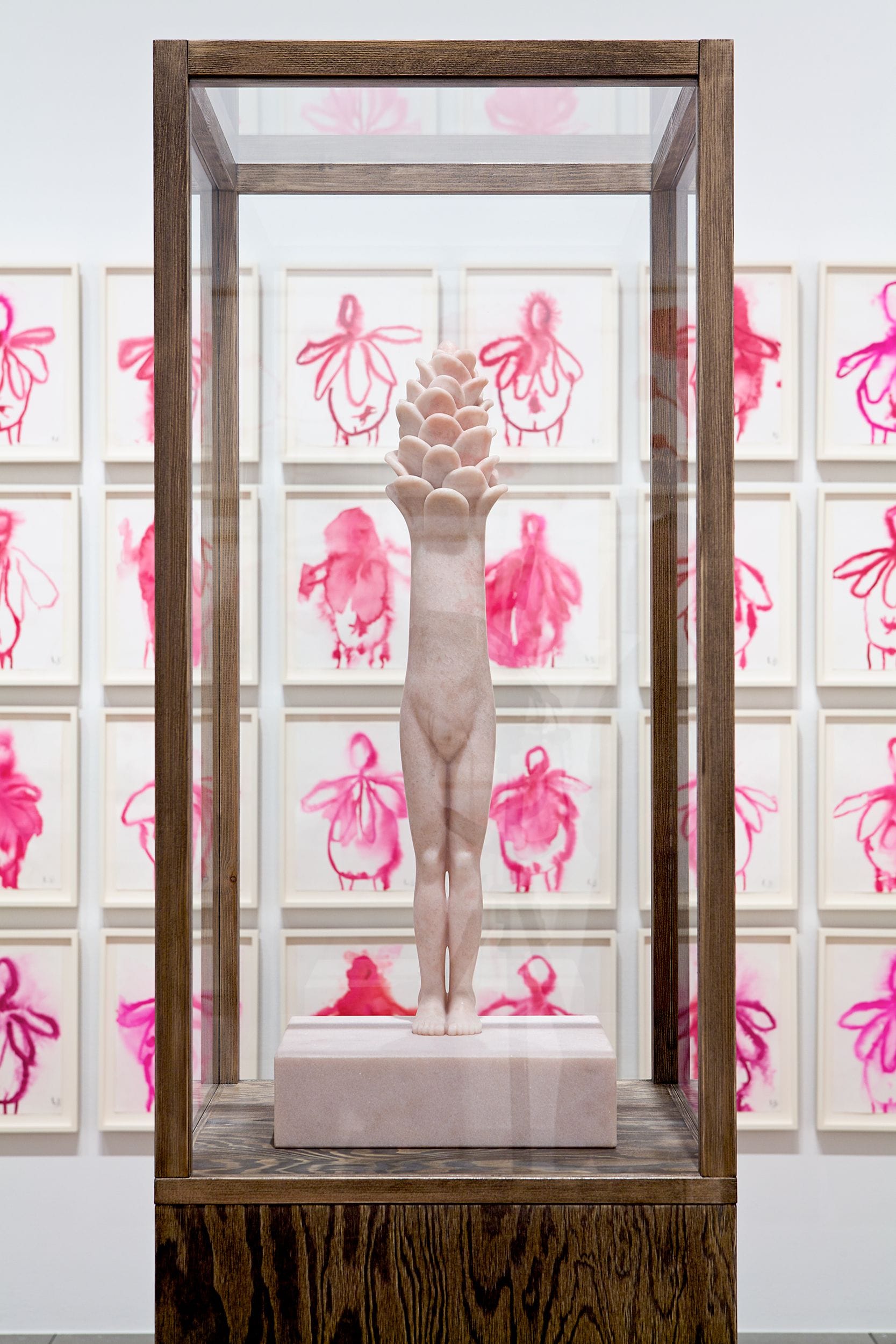 Ur utställningen, skulptur i rosa marmor.