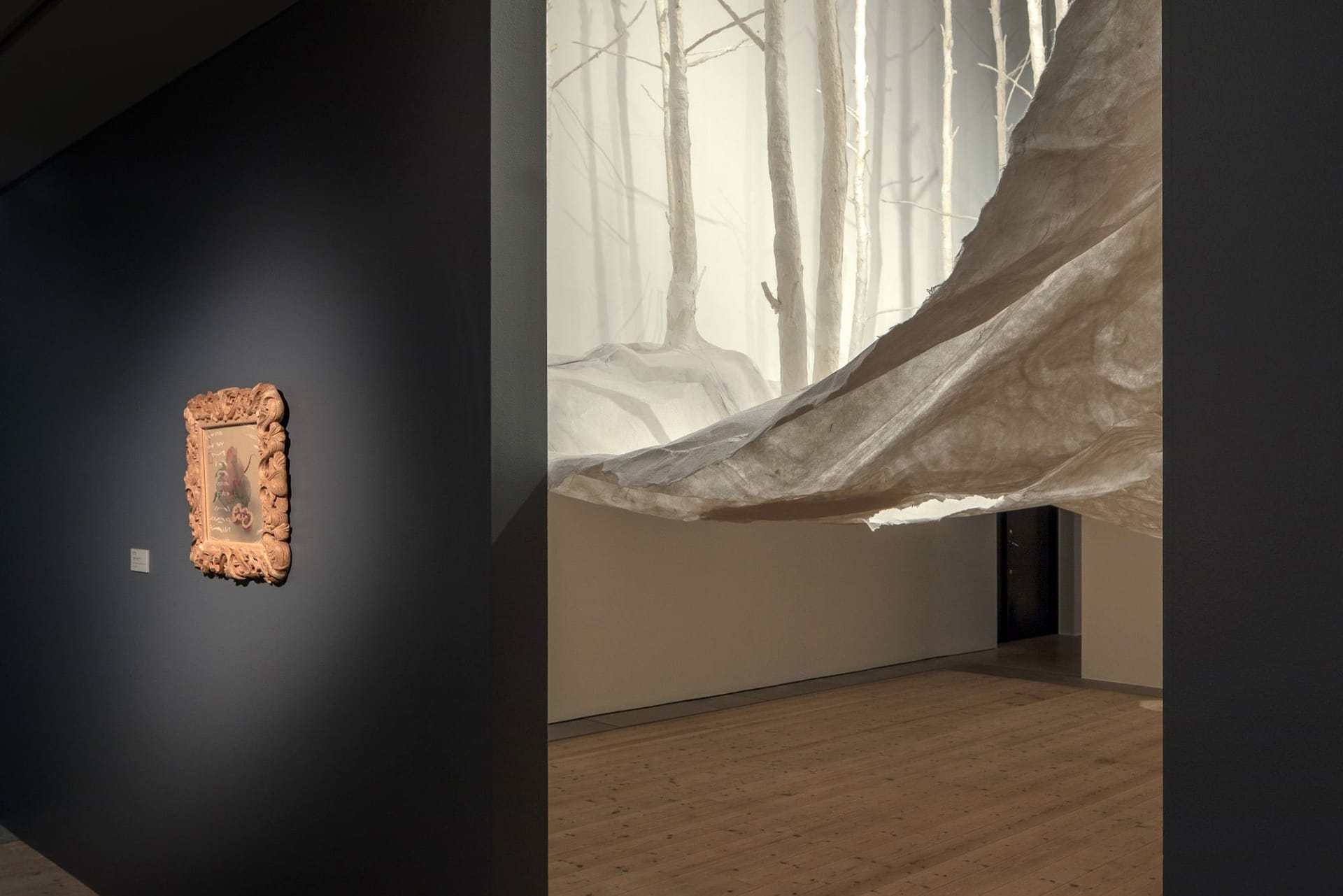 Bild från utställningen, tavla av Fuyuko Matsui och pappersinstallation av Takashi Kuribayashi
