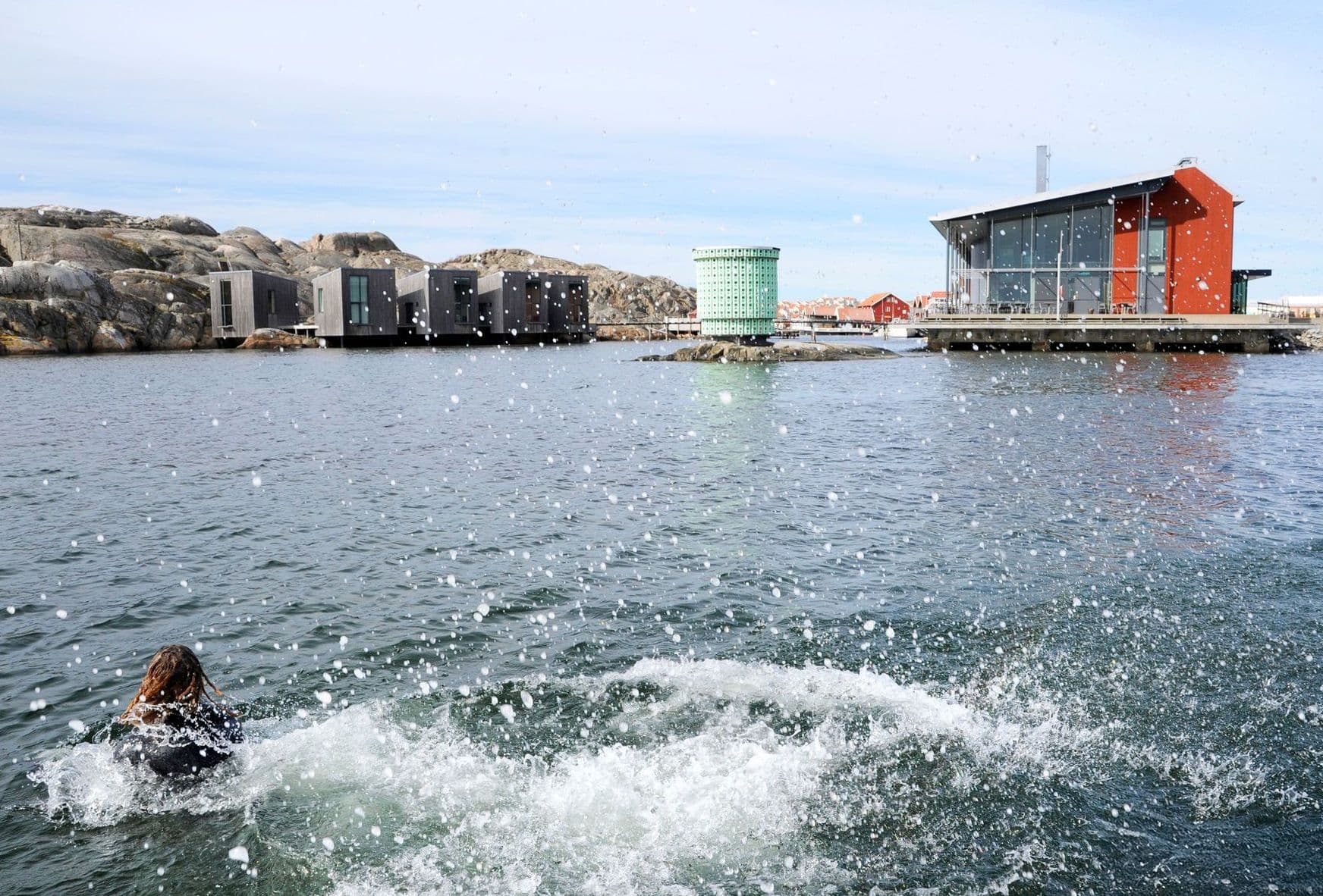Nordiska Akvarellmuseet med badare i vattnet framför