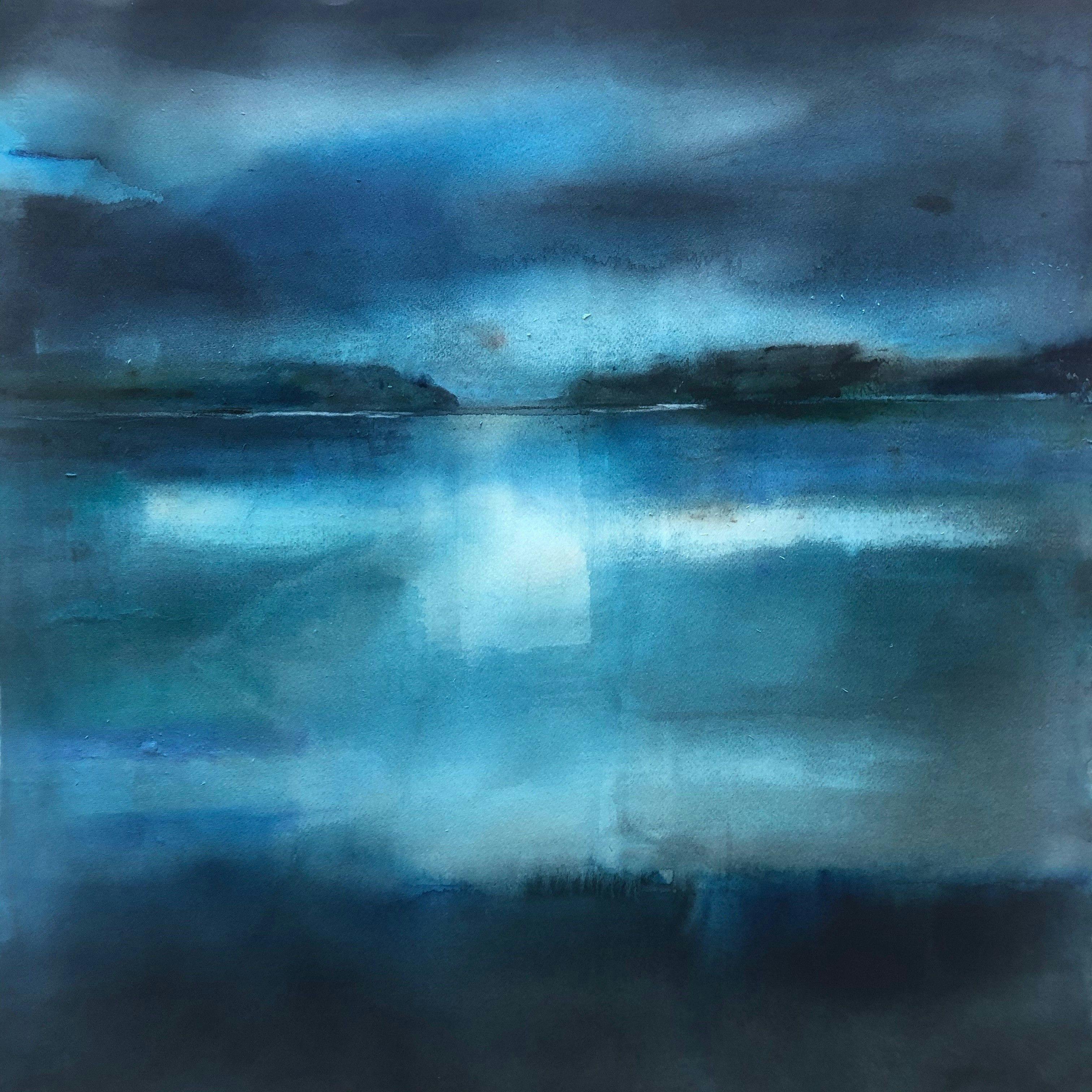 Akvarell av Ulla Ohlson, med titeln Aftonland. En abstrakt målning av en havsvy med land i horisonten, allt tonat i blått