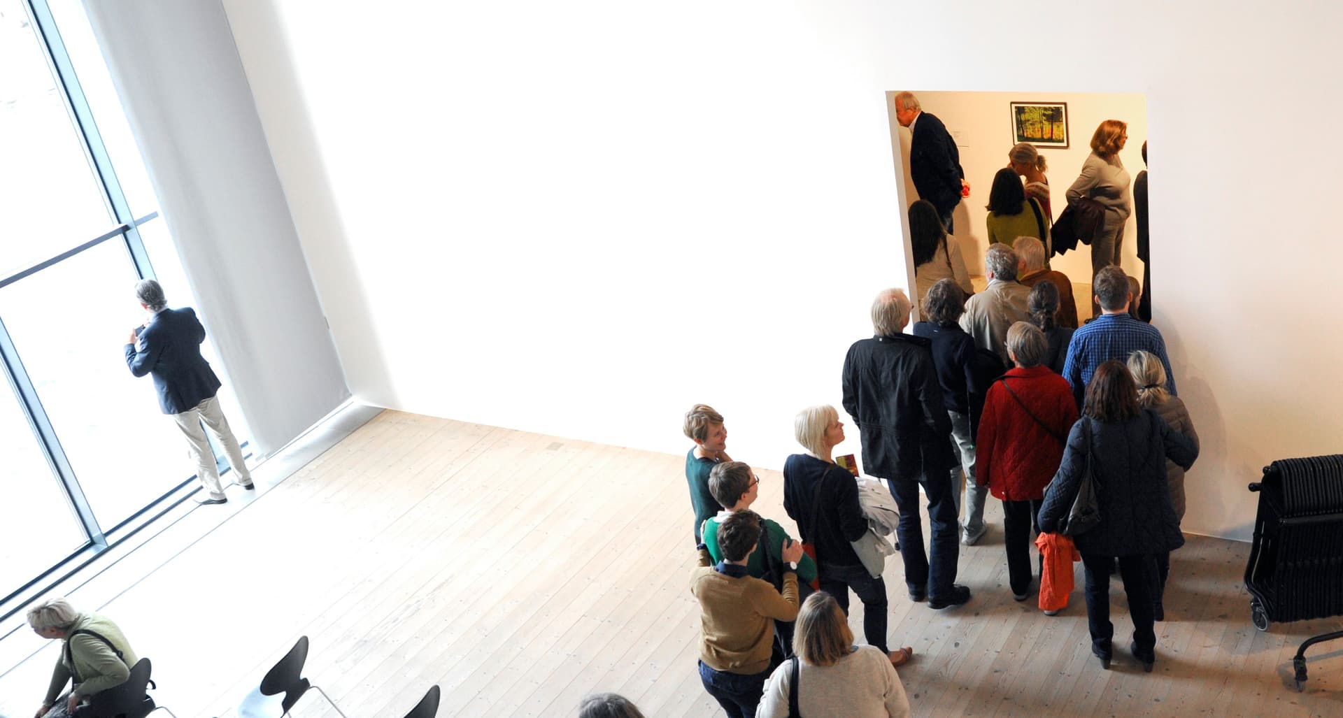 Besökare på väg in i utställning