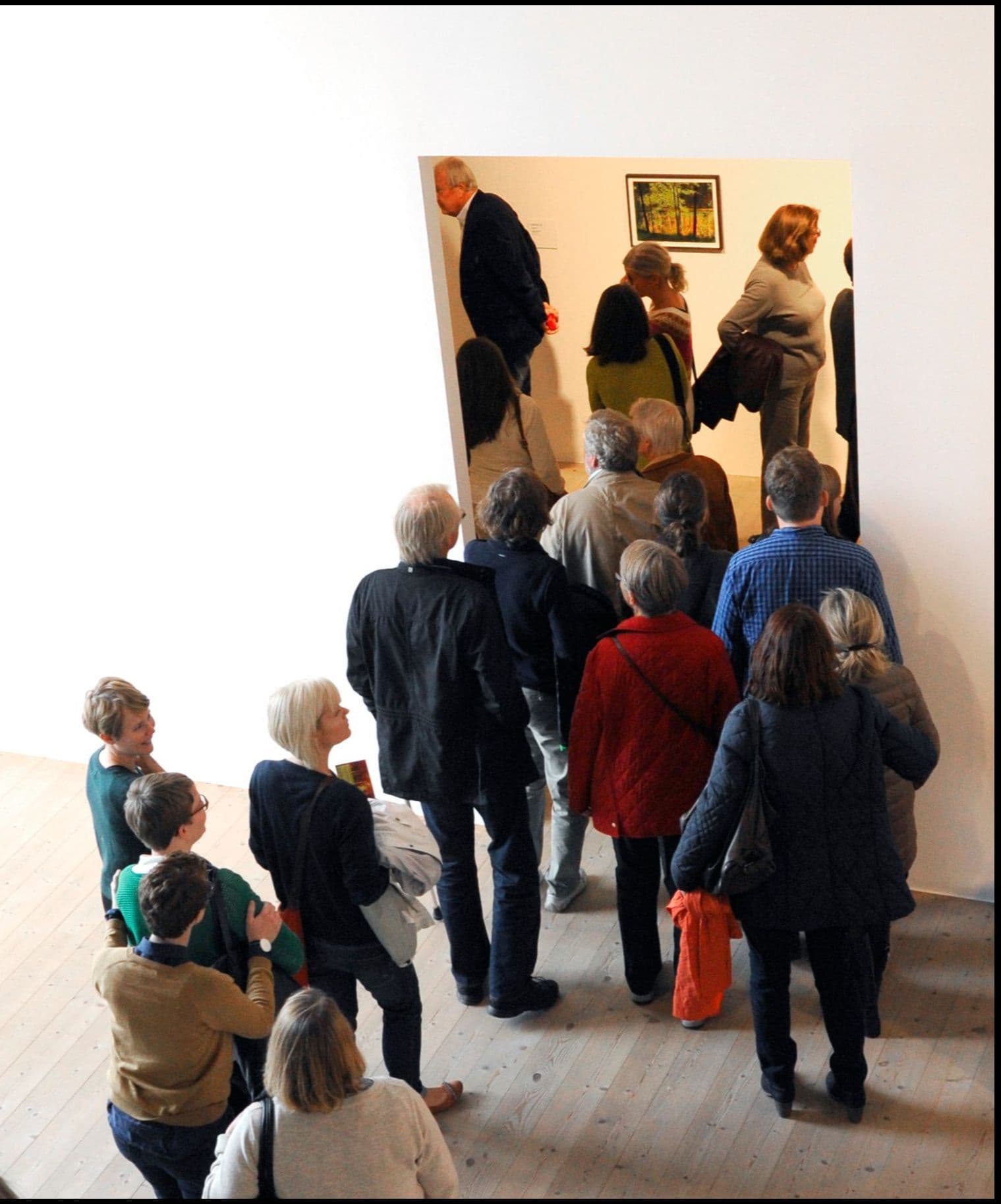 Besökare på väg in i utställning