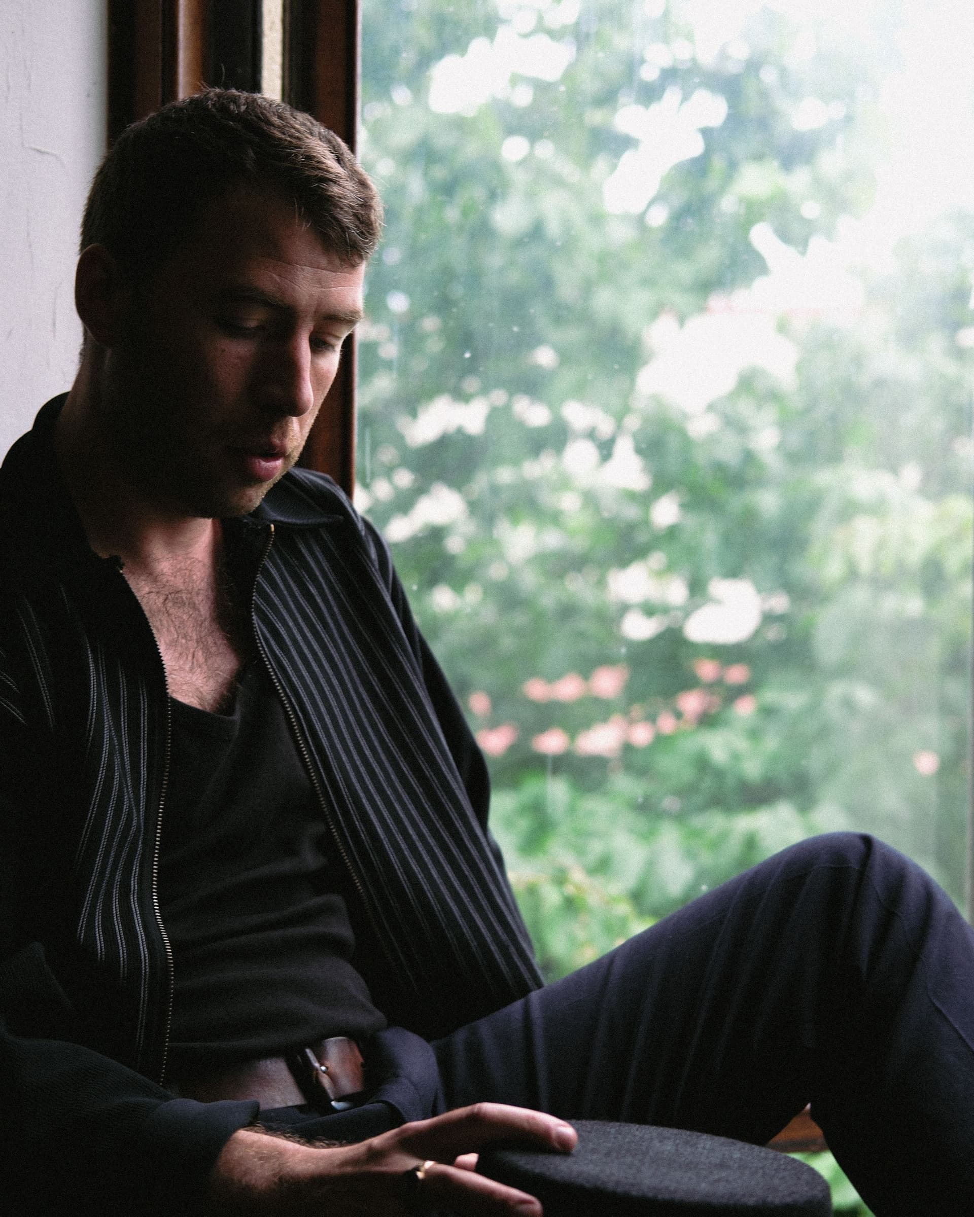 Arvid Nero halvkroppsporträtt sittandes i ett fönster