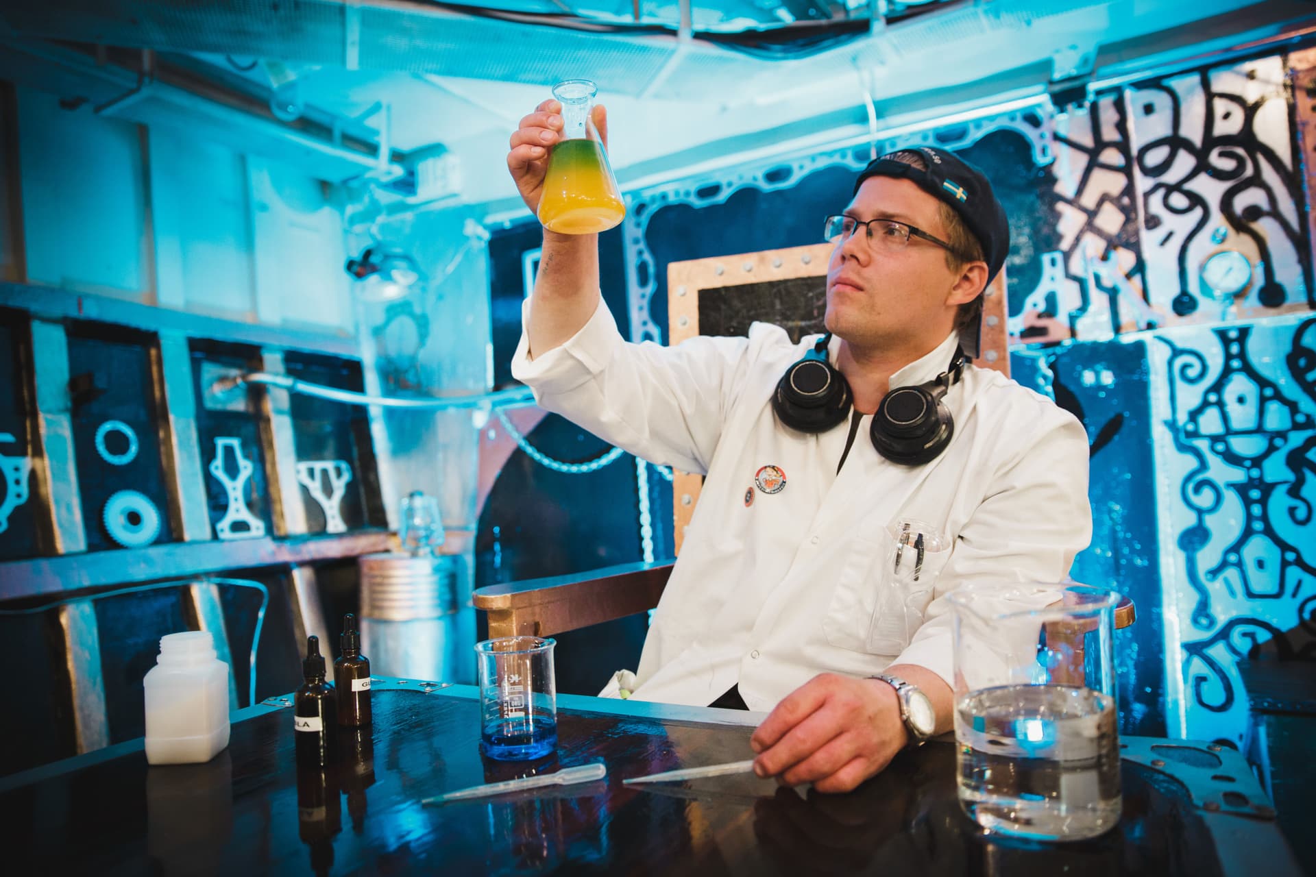 Johannes från Maritiman med labbutrustning