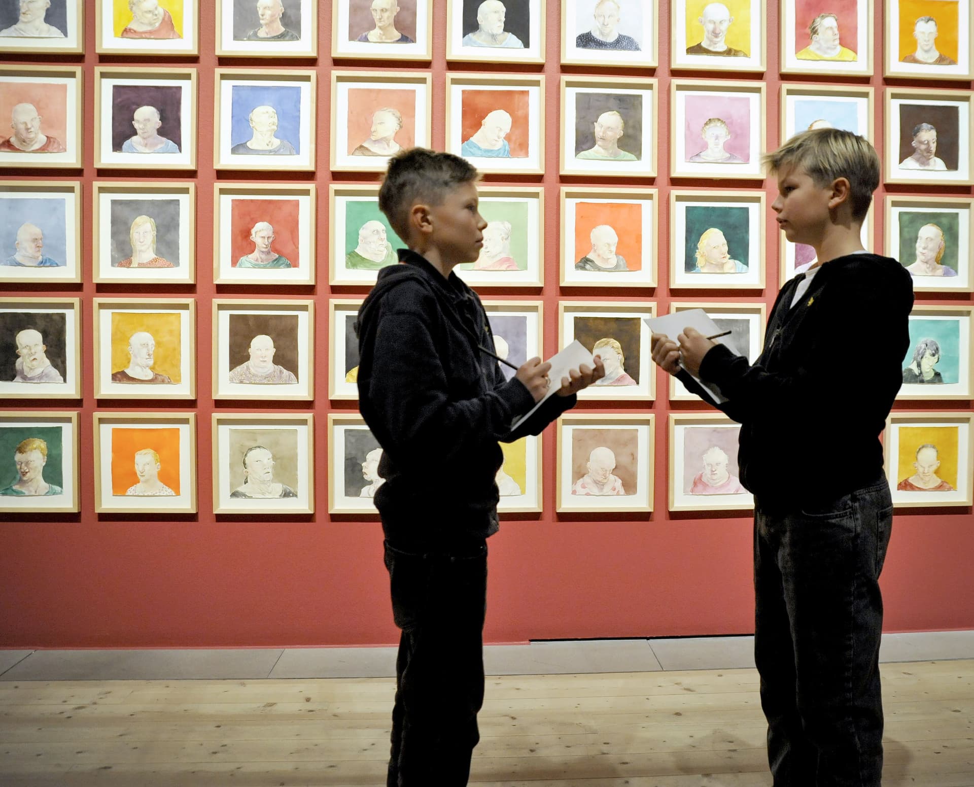 Självporträtt av elever vid Skärhamns skola