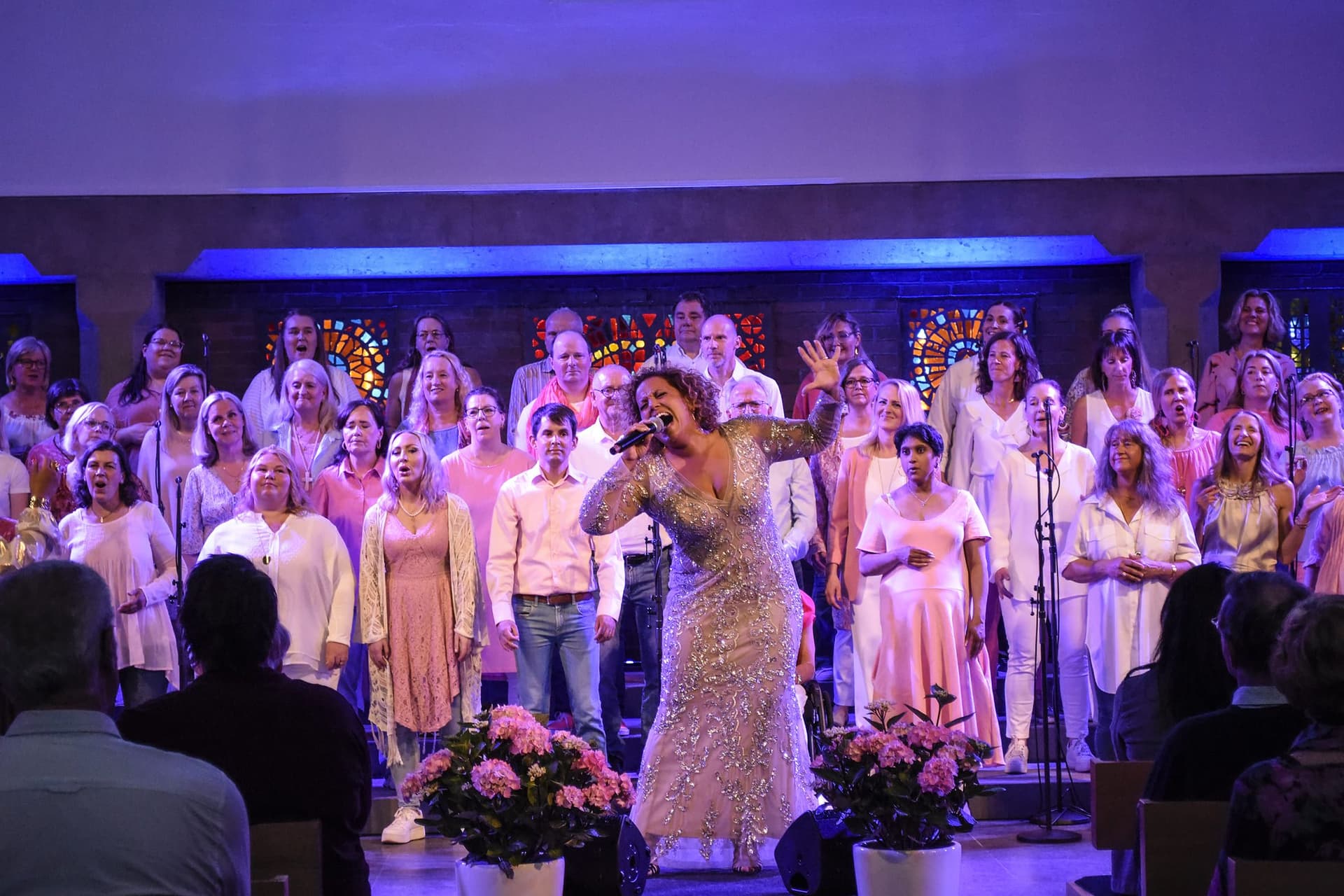 En stor kör på scen