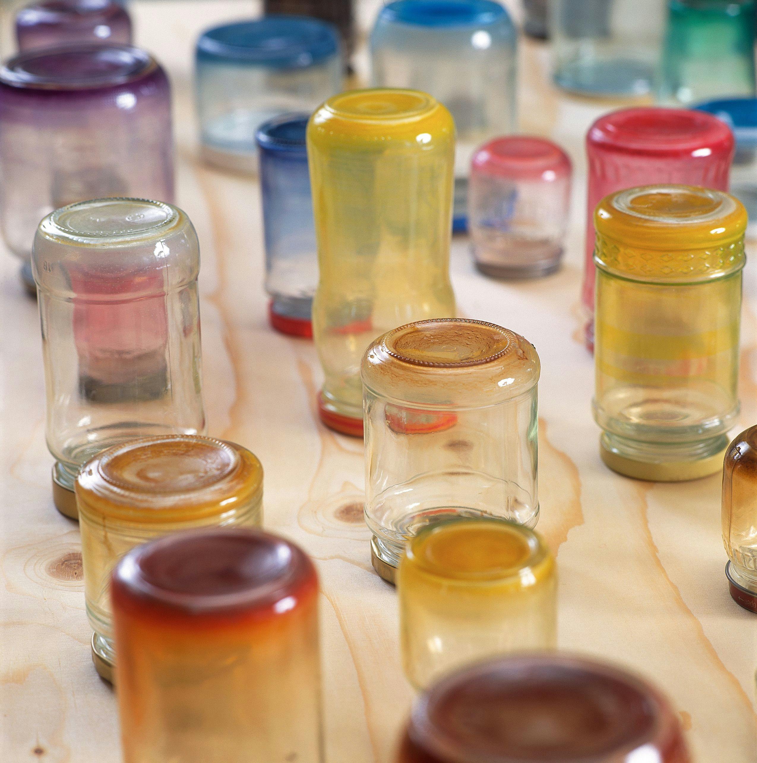 Detalj på upp-och-nervända glasburkar med intorkad akvarellfärg på ett bord. Konstverk: Evaporated Watercolours in Glass av Sólveig Aðalsteinsdóttir (2000)