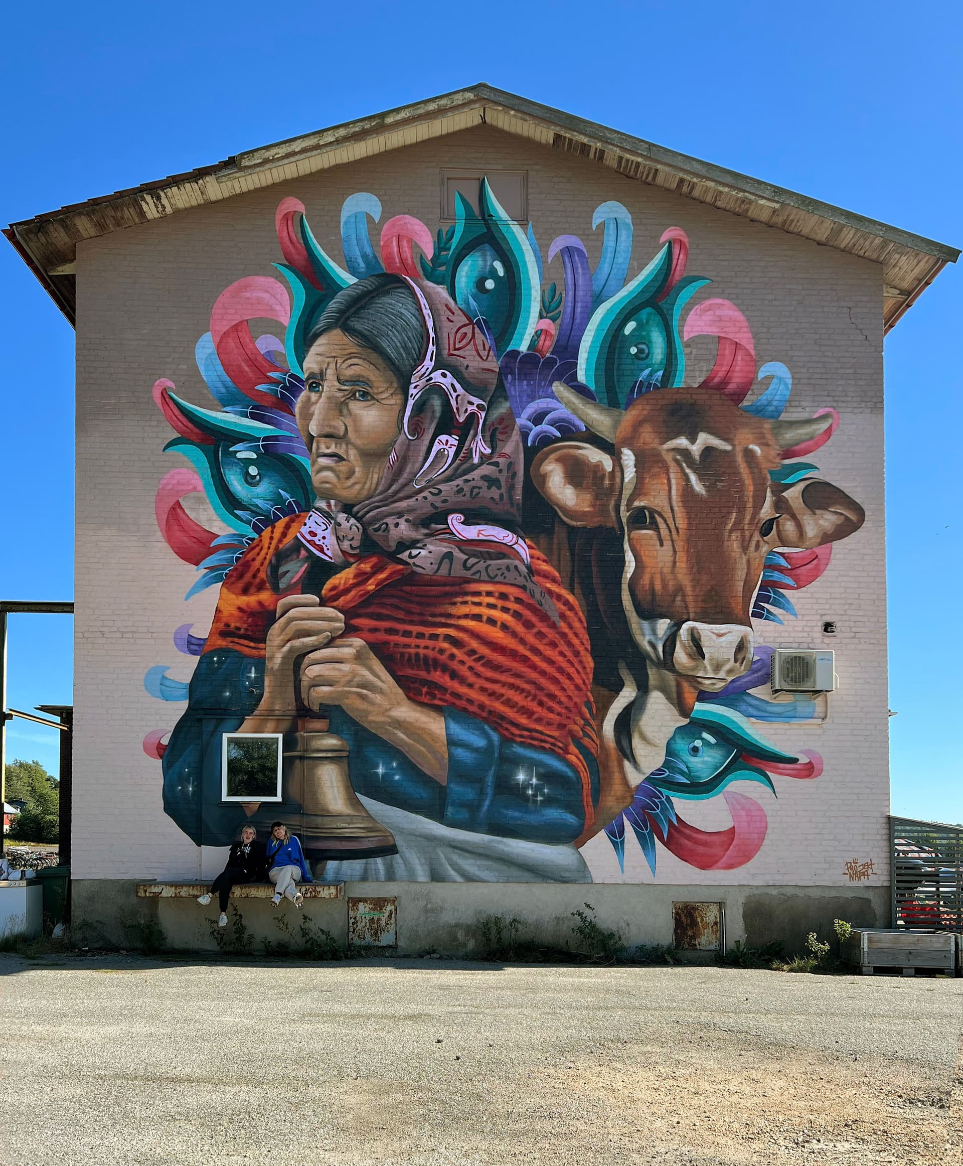 Fotografi av en väggmålning på en tegelbyggnad