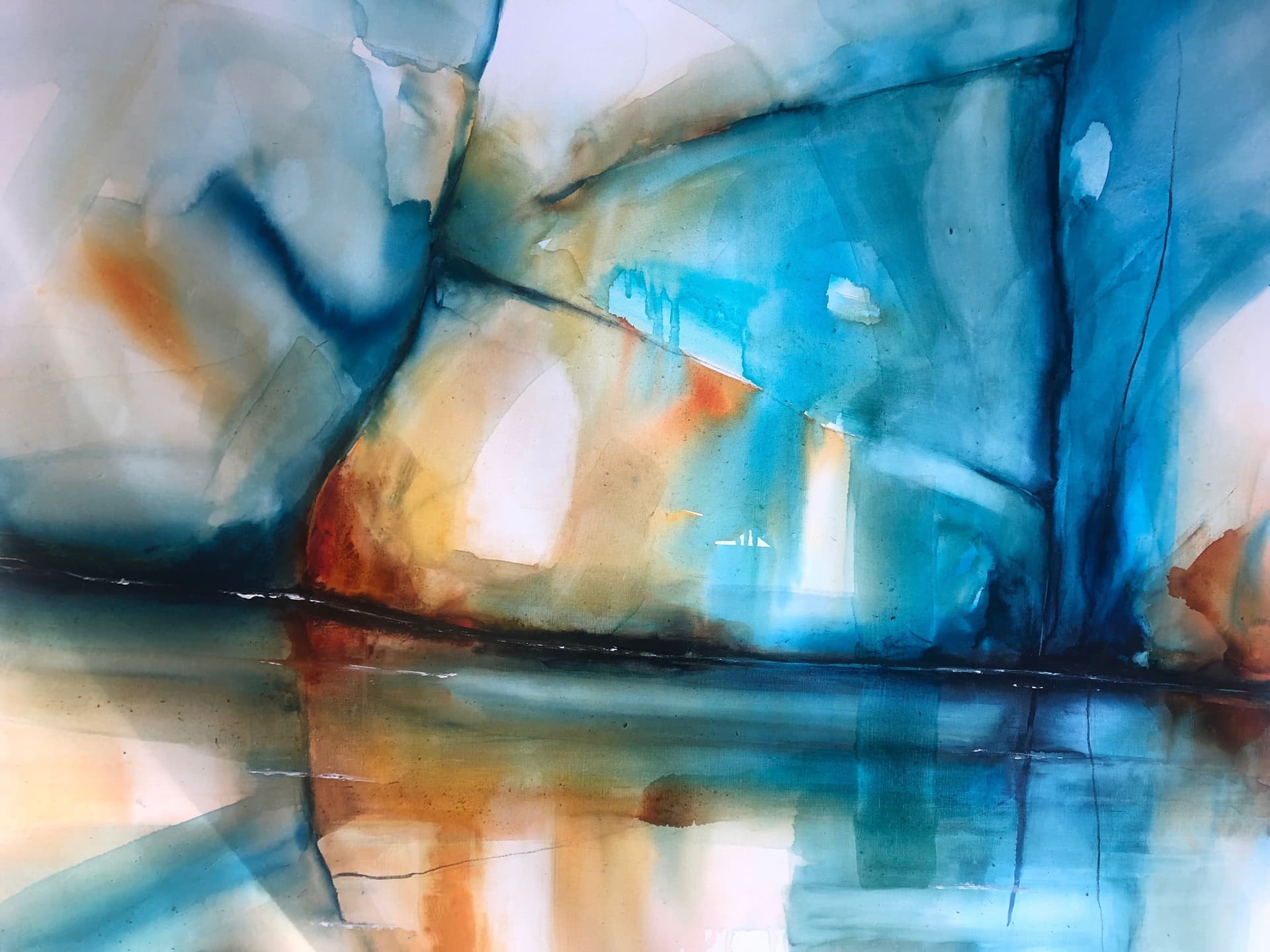 Akvarellmålning av Ulla Ohlson, föreställande klippor i toner av grått, gult, rött, blått, grönt.