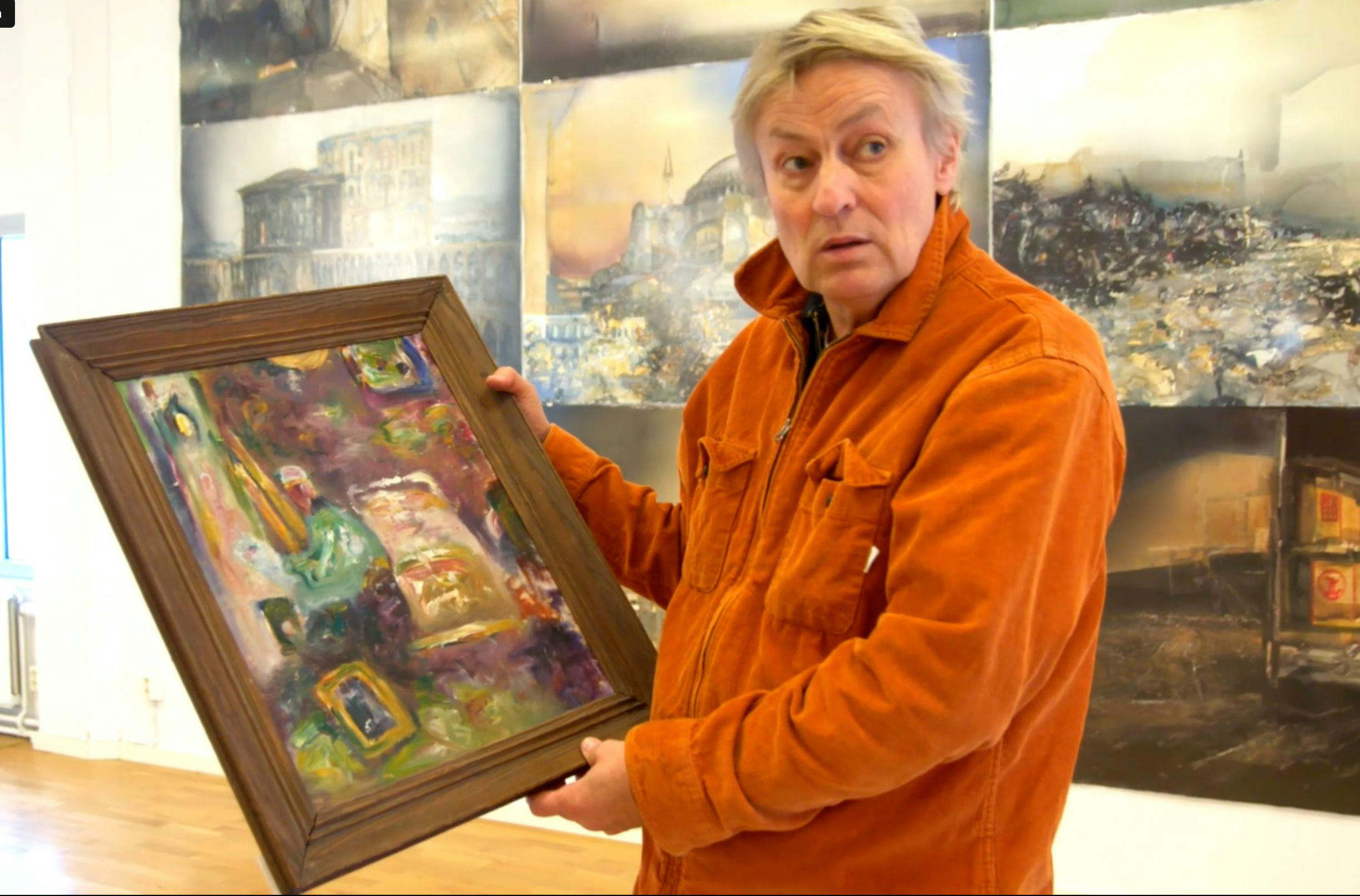Lars Lerin håller ett verk av Åke Göransson
