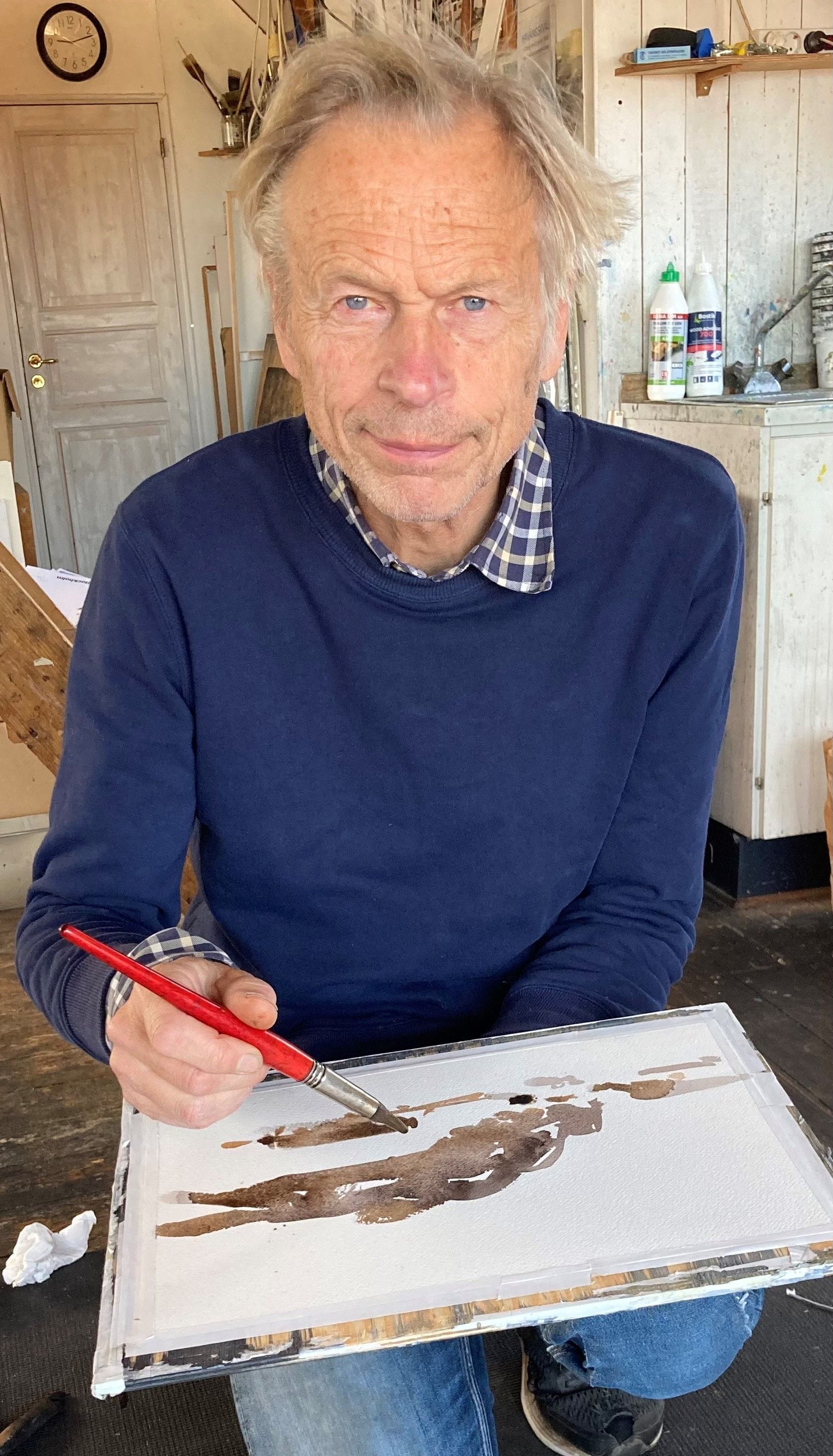 Photo of Hasse Karlsson with painting tools in hand