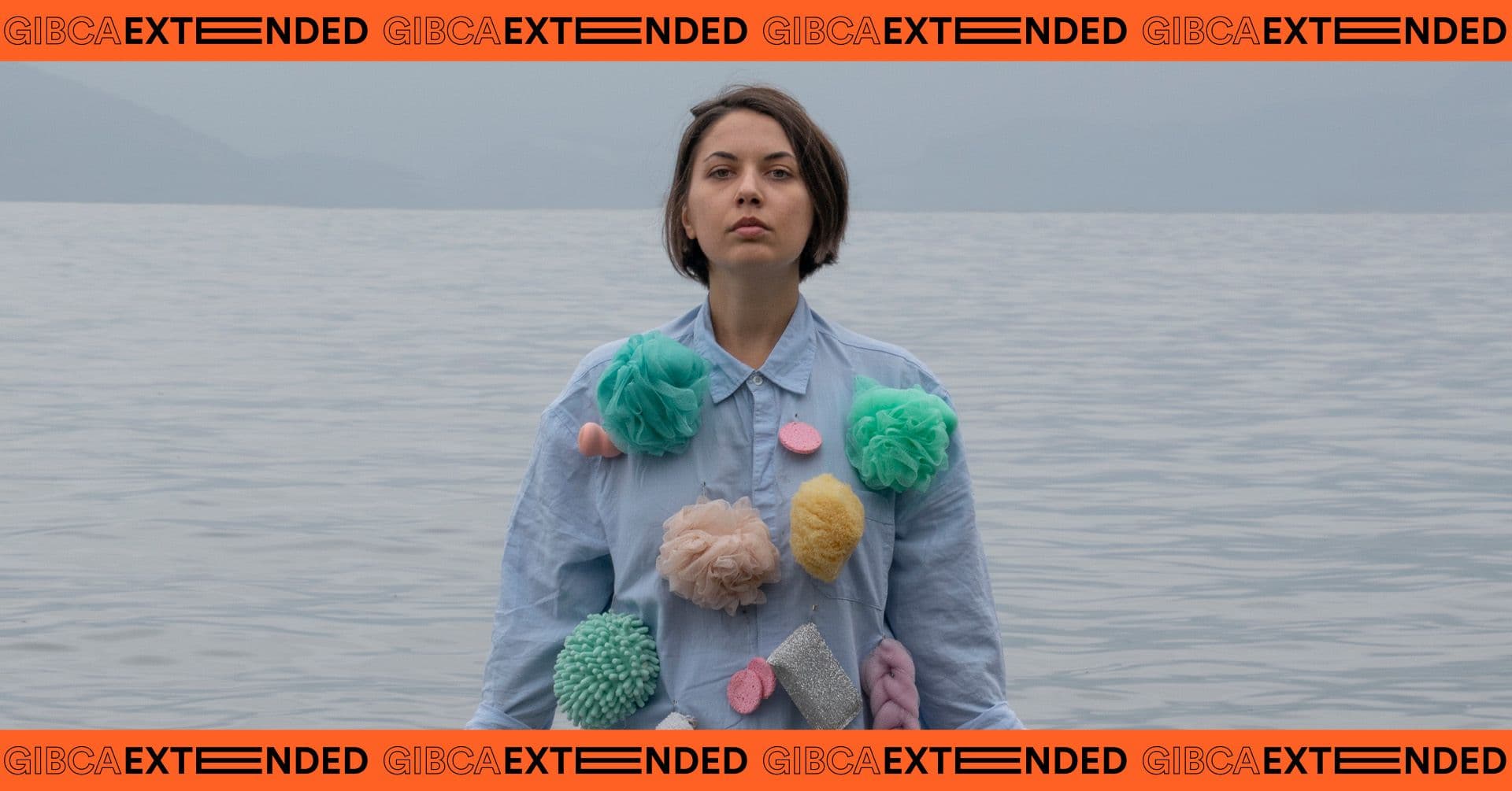 Bild på konstnären Anastasia Savinova, tillsammans med grafik för GIBCA Extended