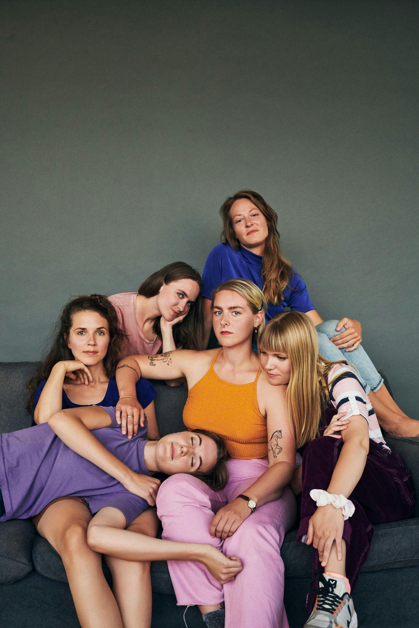 Bild av sex sittande personer i Crush String Collective