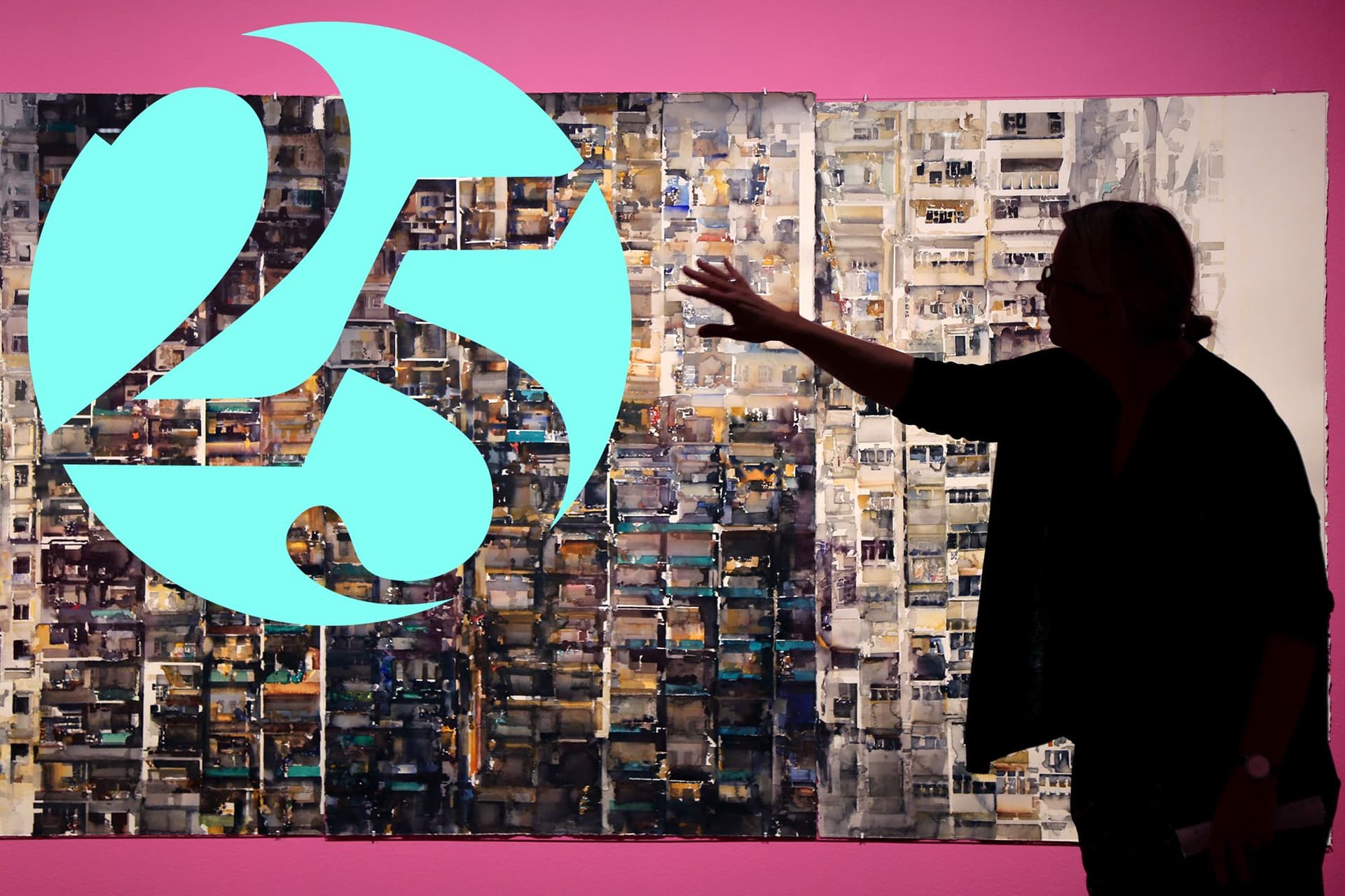 Guide framför tavla