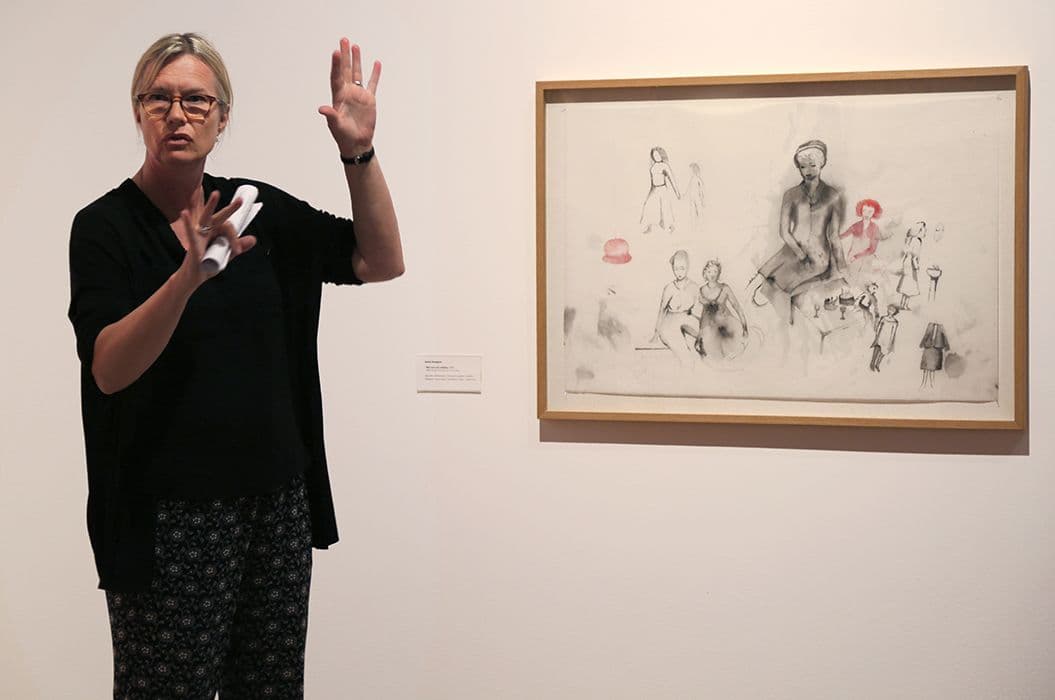 Guide framför verk av Astrid Svangren